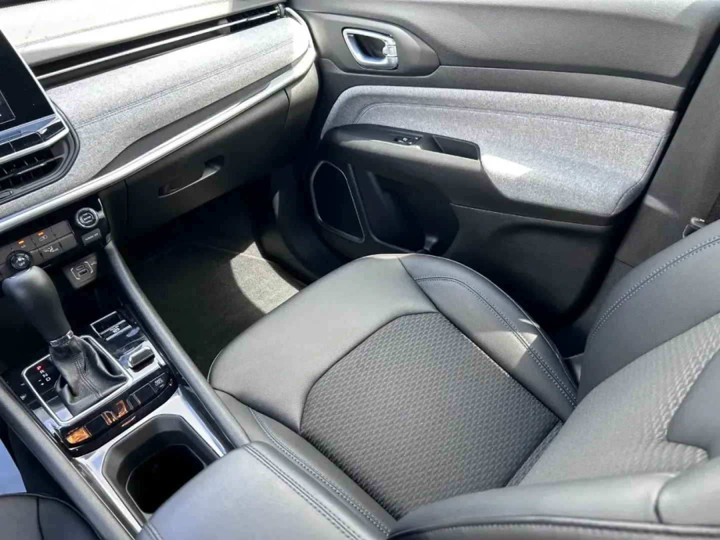 2025 /Black Leather Trimmed Jeep Compass Latitude (3C4NJDBN1ST) with an 2.0L I4 DOHC DI Turbo engine, Automatic transmission, located at 970 Woodlawn Dr., Farmington, MO, 63640, (573) 431-7800, 37.825642, -90.468674 - NEW 2025 Jeep Compass Latitude from Pettus CDJR Farmington, Farmington MO. - Photo#16