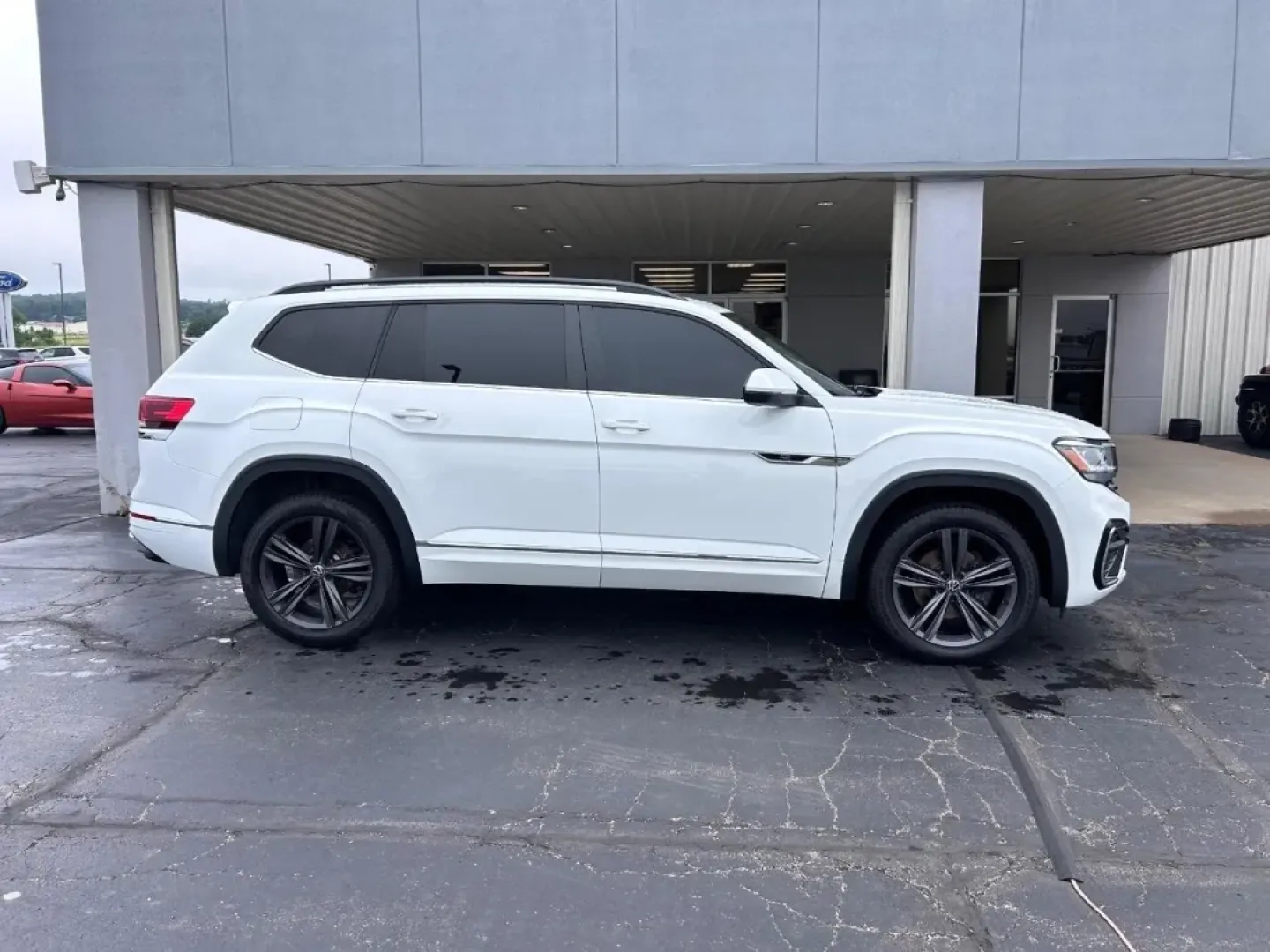 2021 /Titan Black Leather Volkswagen Atlas 3.6L V6 SE w/Technology R-Line (1V2NR2CA5MC) with an 3.6L VR6 DOHC 24-Valve engine, Automatic transmission, located at 141 Commercial Dr, Fredericktown, MO, 63645, (573) 783-6432, 37.570087, -90.320648 - ### Elevate Your Family Adventures with the 2021 Volkswagen Atlas at Pettus Ford Fredericktown!<br /> <br /> Are you ready to transform your family outings into unforgettable adventures? The 2021 Volkswagen Atlas is the ideal SUV for growing families, offering a spacious interior, modern technology, - Photo#1