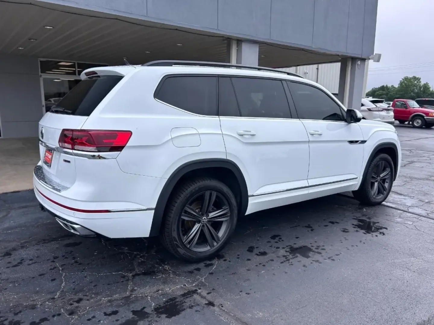 2021 /Titan Black Leather Volkswagen Atlas 3.6L V6 SE w/Technology R-Line (1V2NR2CA5MC) with an 3.6L VR6 DOHC 24-Valve engine, Automatic transmission, located at 141 Commercial Dr, Fredericktown, MO, 63645, (573) 783-6432, 37.570087, -90.320648 - ### Elevate Your Family Adventures with the 2021 Volkswagen Atlas at Pettus Ford Fredericktown!<br /> <br /> Are you ready to transform your family outings into unforgettable adventures? The 2021 Volkswagen Atlas is the ideal SUV for growing families, offering a spacious interior, modern technology, - Photo#2