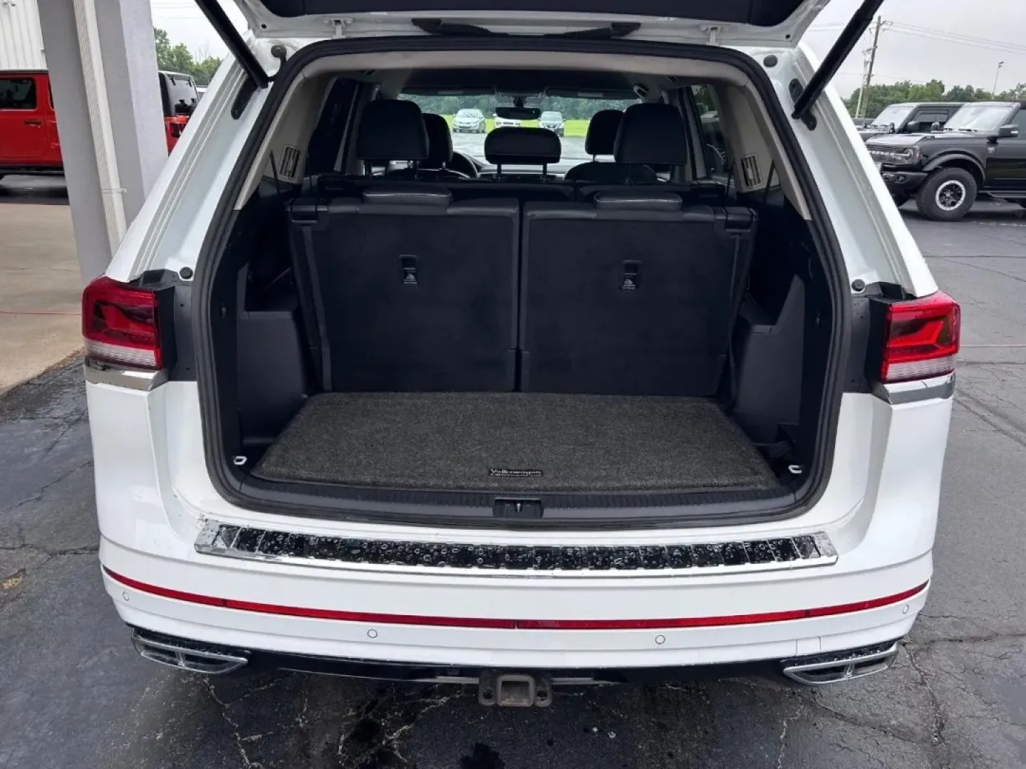 2021 /Titan Black Leather Volkswagen Atlas 3.6L V6 SE w/Technology R-Line (1V2NR2CA5MC) with an 3.6L VR6 DOHC 24-Valve engine, Automatic transmission, located at 141 Commercial Dr, Fredericktown, MO, 63645, (573) 783-6432, 37.570087, -90.320648 - ### Elevate Your Family Adventures with the 2021 Volkswagen Atlas at Pettus Ford Fredericktown!<br /> <br /> Are you ready to transform your family outings into unforgettable adventures? The 2021 Volkswagen Atlas is the ideal SUV for growing families, offering a spacious interior, modern technology, - Photo#4