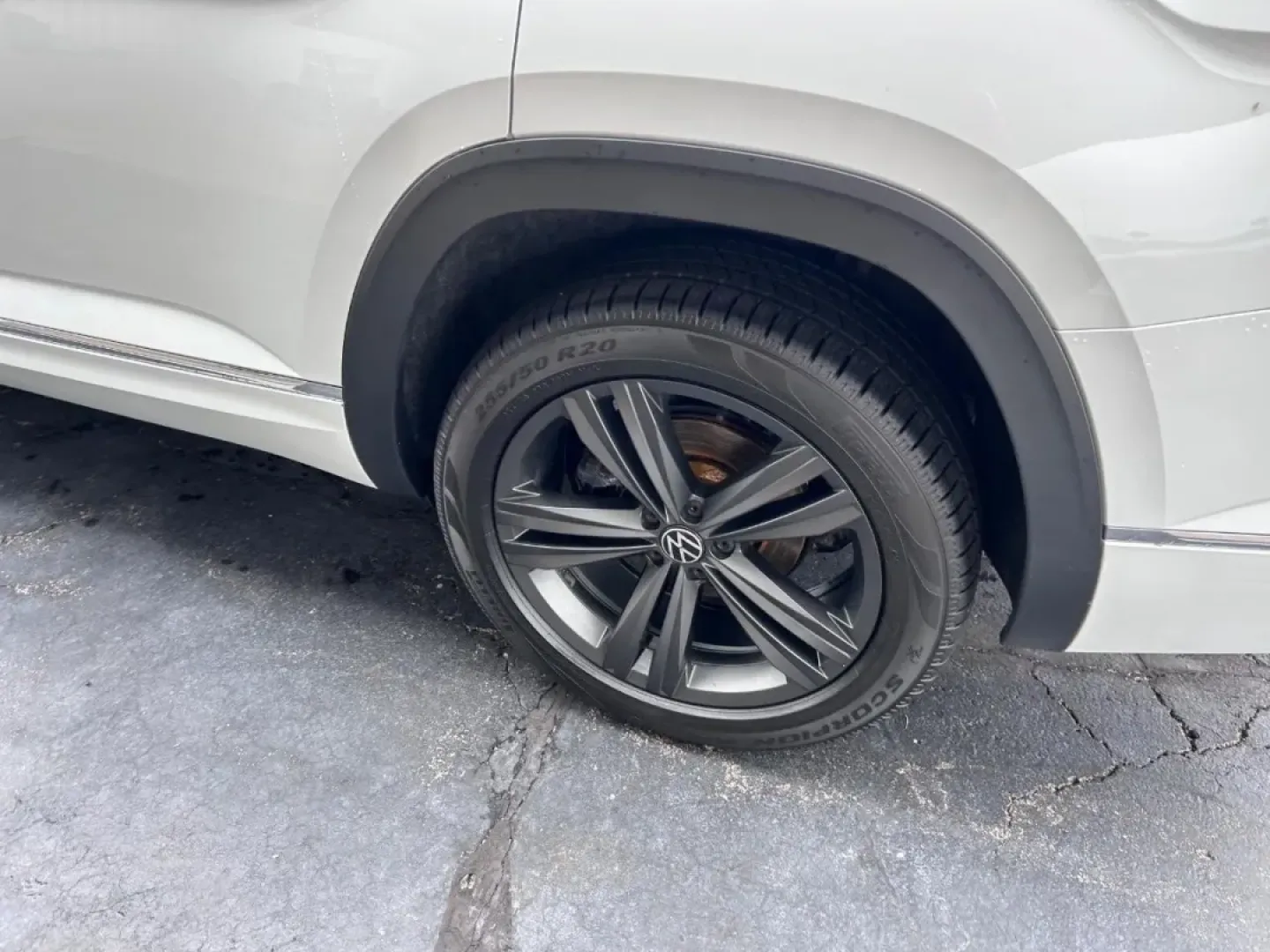 2021 /Titan Black Leather Volkswagen Atlas 3.6L V6 SE w/Technology R-Line (1V2NR2CA5MC) with an 3.6L VR6 DOHC 24-Valve engine, Automatic transmission, located at 141 Commercial Dr, Fredericktown, MO, 63645, (573) 783-6432, 37.570087, -90.320648 - ### Elevate Your Family Adventures with the 2021 Volkswagen Atlas at Pettus Ford Fredericktown!<br /> <br /> Are you ready to transform your family outings into unforgettable adventures? The 2021 Volkswagen Atlas is the ideal SUV for growing families, offering a spacious interior, modern technology, - Photo#6
