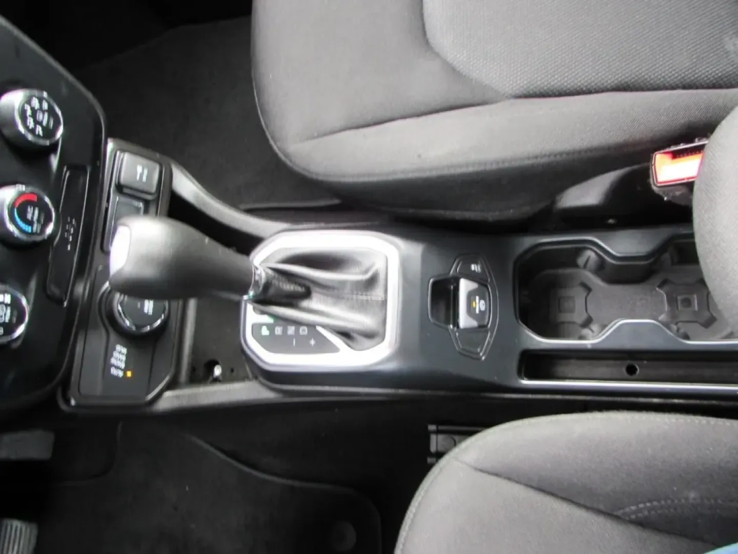 2020 /Black Jeep Renegade Sport (ZACNJBAB9LP) with an 2.4L L4 DOHC 16V engine, Automatic transmission, located at 12836 Highway 21, De Soto, MO, 63020, (636) 337-7777, 38.151867, -90.575615 - **Unleash Your Adventurous Spirit with the 2020 Jeep Renegade at Pettus Ford De Soto!**<br /> <br /> Are you ready to elevate your weekend getaways and daily commutes? The 2020 Jeep Renegade, now available at Pettus Ford De Soto, is your perfect partner for both thrilling adventures and everyday pra - Photo#20