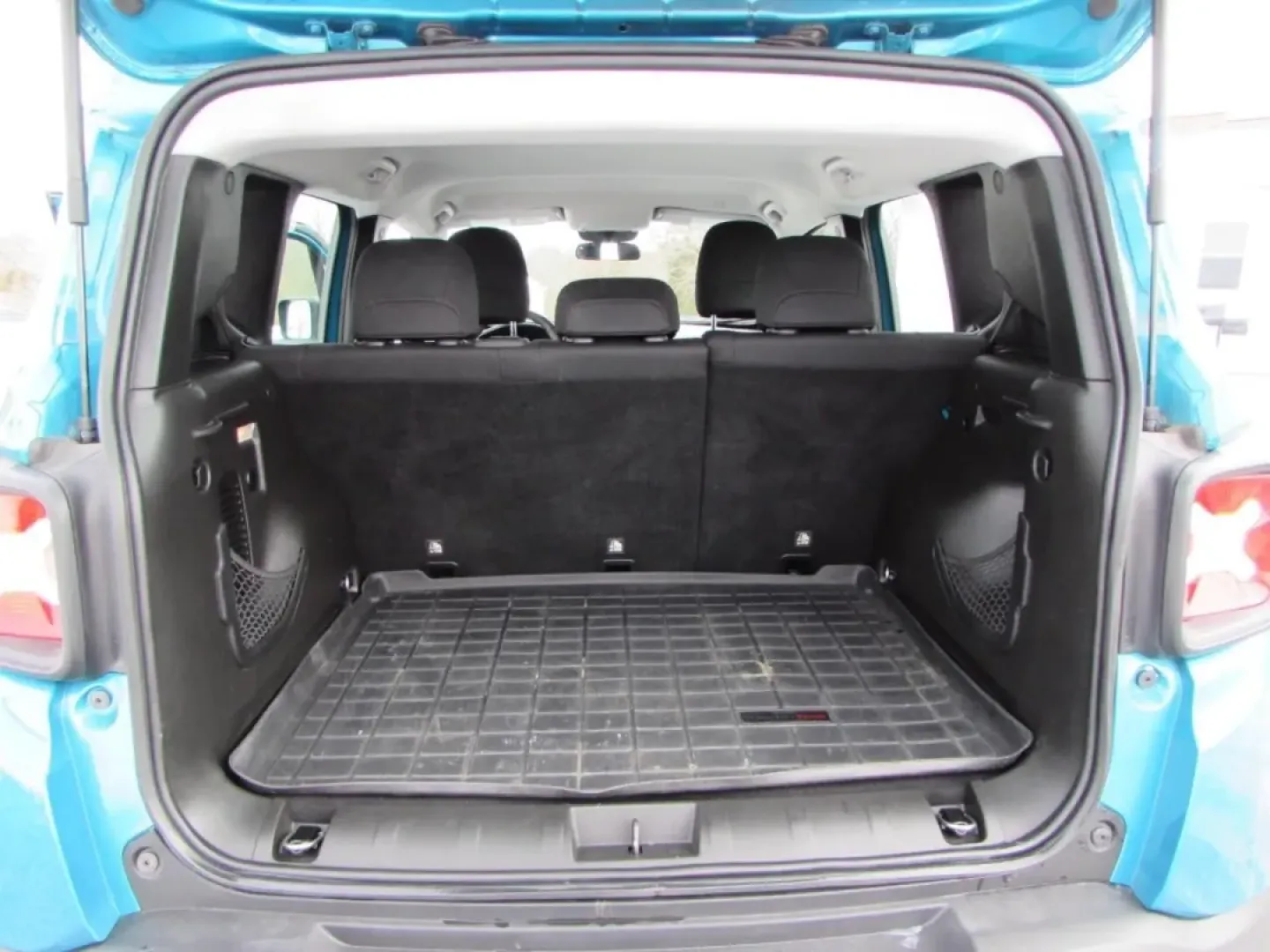 2020 /Black Jeep Renegade Sport (ZACNJBAB9LP) with an 2.4L L4 DOHC 16V engine, Automatic transmission, located at 12836 Highway 21, De Soto, MO, 63020, (636) 337-7777, 38.151867, -90.575615 - **Unleash Your Adventurous Spirit with the 2020 Jeep Renegade at Pettus Ford De Soto!**<br /> <br /> Are you ready to elevate your weekend getaways and daily commutes? The 2020 Jeep Renegade, now available at Pettus Ford De Soto, is your perfect partner for both thrilling adventures and everyday pra - Photo#25