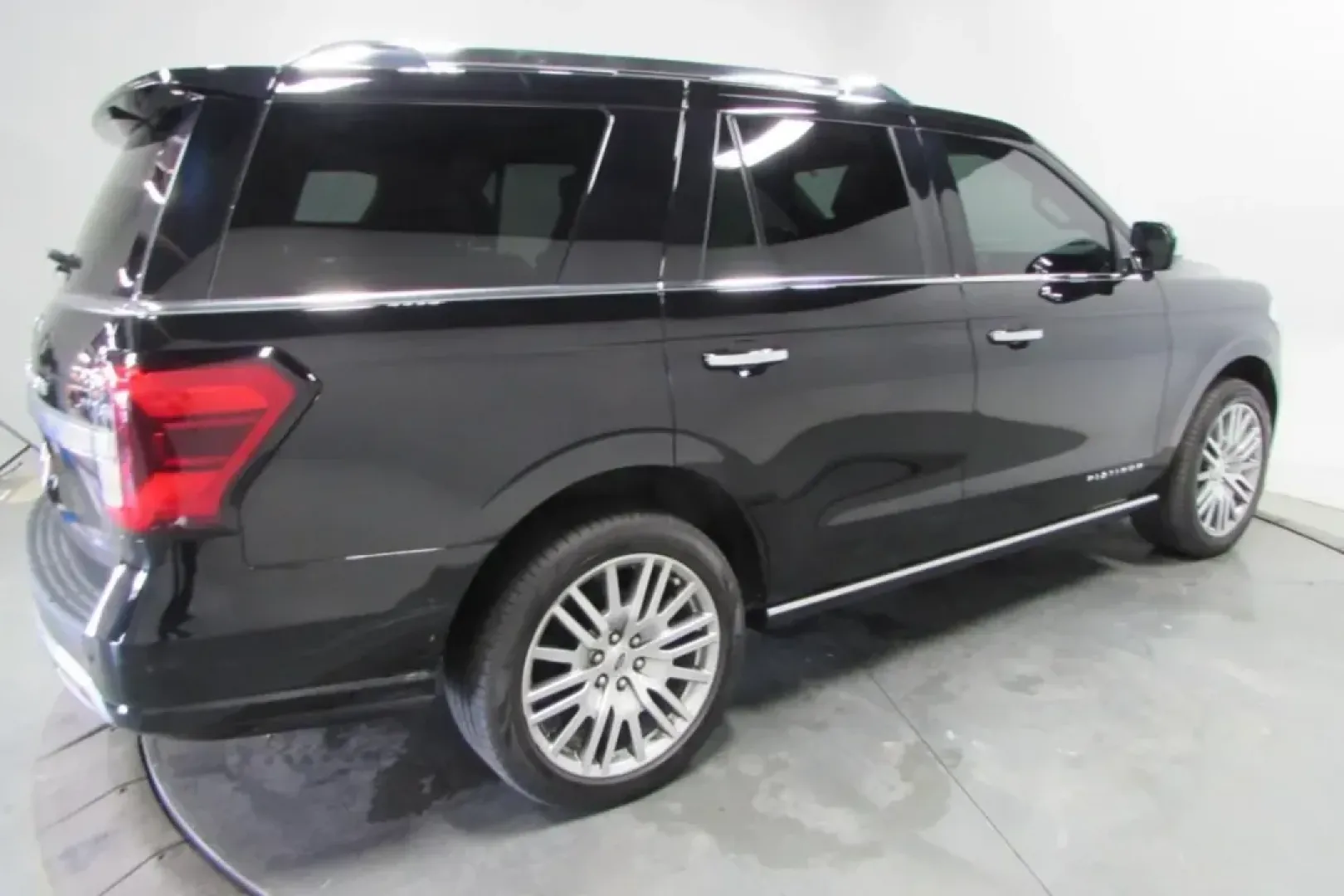 2023 /Black Onyx Leather Ford Expedition Platinum (1FMJU1M80PE) with an Other engine, Automatic transmission, located at 12836 Highway 21, De Soto, MO, 63020, (636) 337-7777, 38.151867, -90.575615 - **Elevate Your Adventures with the 2023 Ford Expedition Platinum - Perfect for Family Journeys!**<br /> <br /> Are you looking for the ultimate family SUV that can handle everything from school drop-offs to weekend getaways? The 2023 Ford Expedition Platinum at Pettus Ford De Soto in De Soto, MO, is - Photo#3