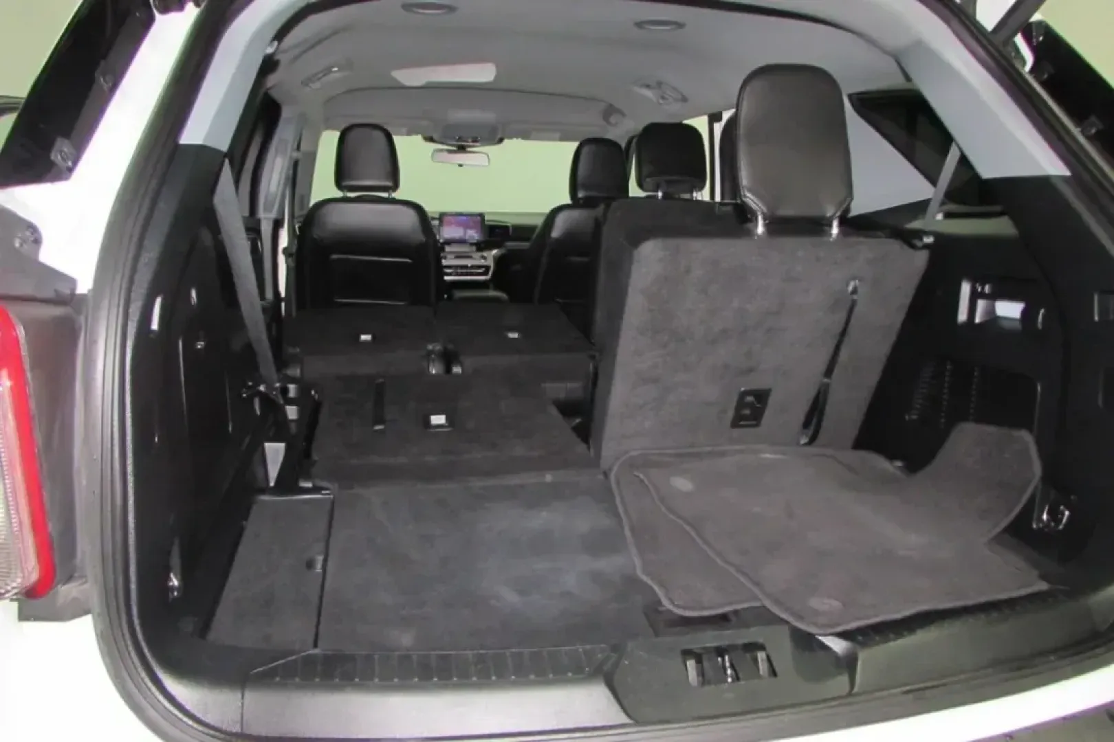 2023 /Ebony Leather Ford Explorer XLT (1FMSK8DH2PG) with an Other engine, Automatic transmission, located at 12836 Highway 21, De Soto, MO, 63020, (636) 337-7777, 38.151867, -90.575615 - Looking for the perfect family SUV that can handle everything from school runs to weekend adventures? Look no further than this stunning 2023 Ford Explorer XLT, now available at Pettus Ford De Soto. Located at 12836 Missouri Hwy 21, De Soto, MO 63020, we are your trusted OEM dealership offering a se - Photo#28