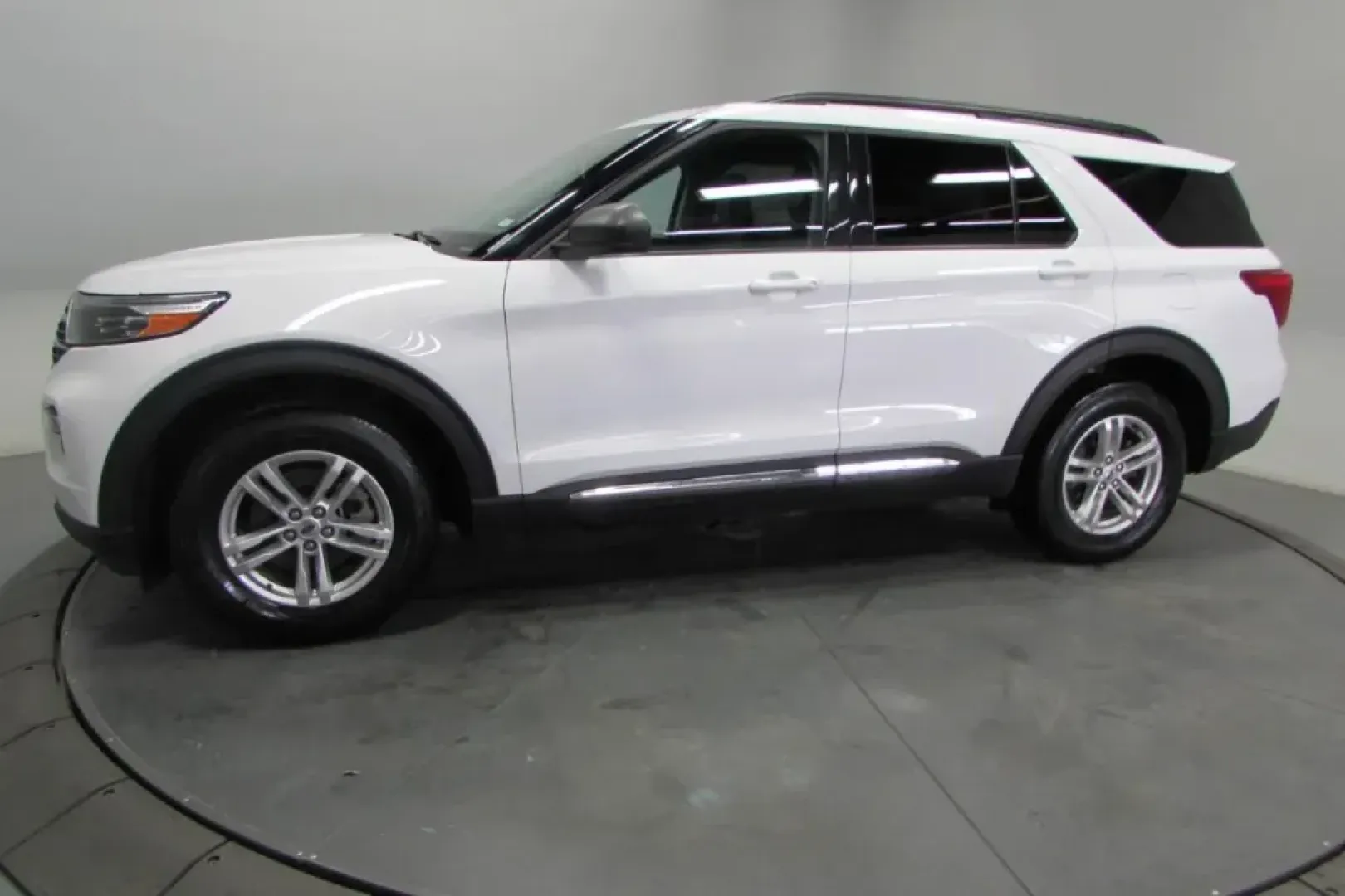 2023 /Ebony Leather Ford Explorer XLT (1FMSK8DH2PG) with an Other engine, Automatic transmission, located at 12836 Highway 21, De Soto, MO, 63020, (636) 337-7777, 38.151867, -90.575615 - Looking for the perfect family SUV that can handle everything from school runs to weekend adventures? Look no further than this stunning 2023 Ford Explorer XLT, now available at Pettus Ford De Soto. Located at 12836 Missouri Hwy 21, De Soto, MO 63020, we are your trusted OEM dealership offering a se - Photo#3