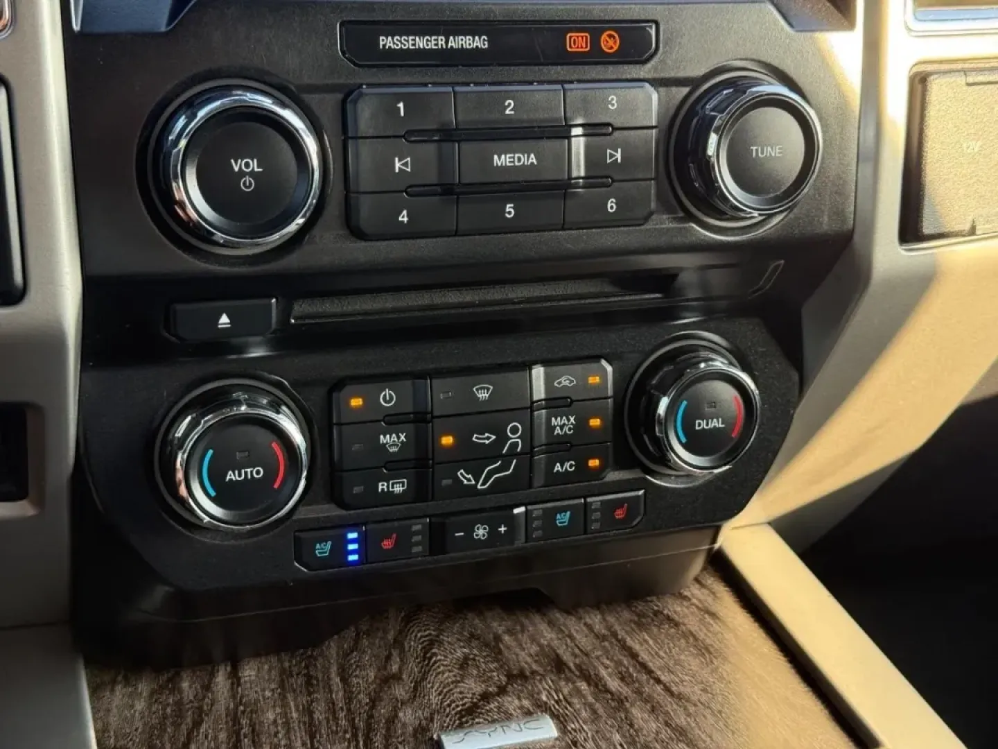 2017 /Black Leather Ford F-350SD Lariat (1FT8W3BT3HE) with an 6.7L engine, Automatic transmission, located at 970 Woodlawn Dr., Farmington, MO, 63640, (573) 431-7800, 37.825642, -90.468674 - Are you ready to elevate your adventures and tackle any task with confidence? Look no further than this rugged 2017 Ford F-350SD Lariat, a powerhouse designed for those who demand performance and reliability. Whether you're hauling equipment for work, embarking on weekend road trips, or navigating t - Photo#18