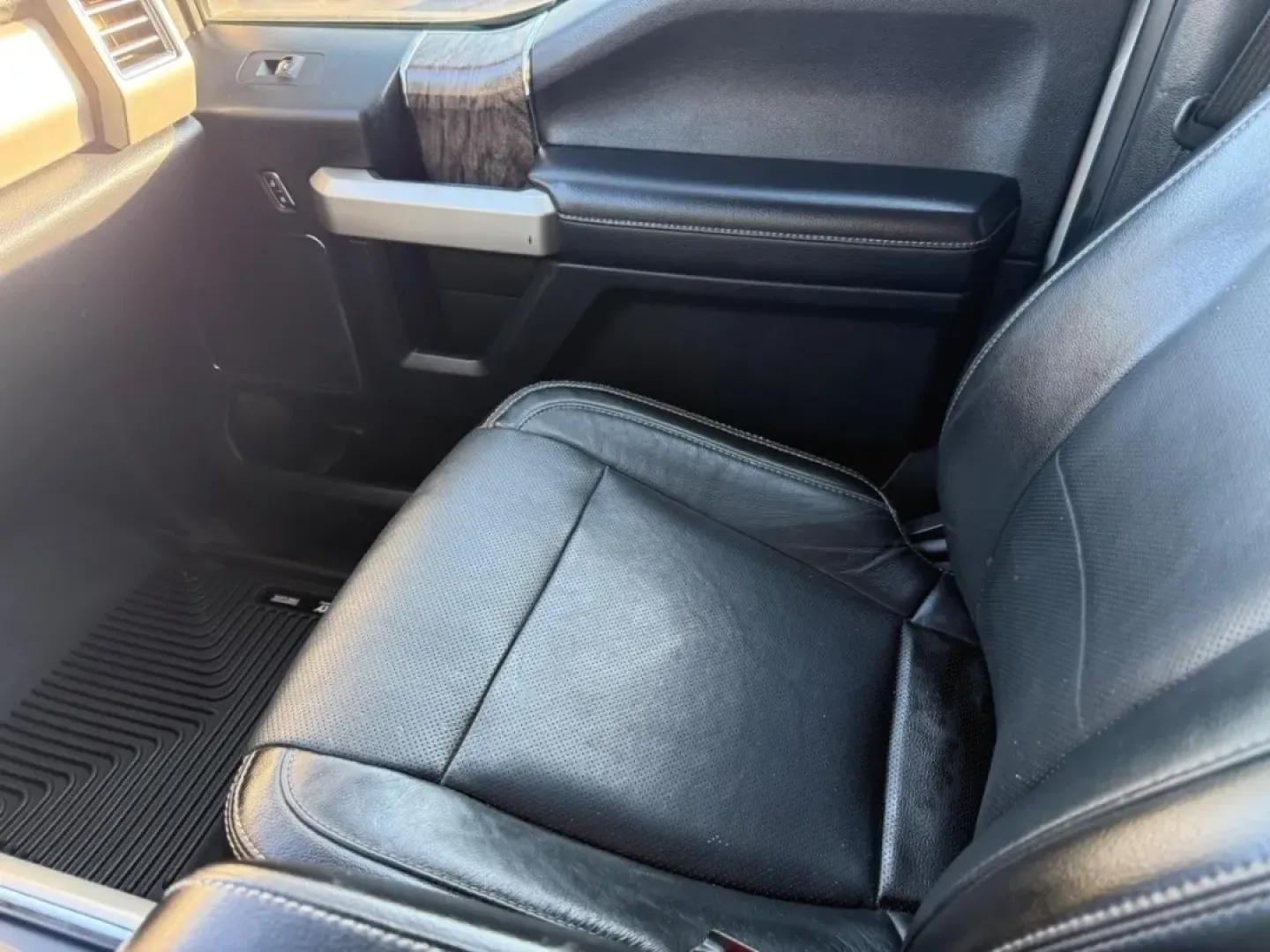 2017 /Black Leather Ford F-350SD Lariat (1FT8W3BT3HE) with an 6.7L engine, Automatic transmission, located at 970 Woodlawn Dr., Farmington, MO, 63640, (573) 431-7800, 37.825642, -90.468674 - Are you ready to elevate your adventures and tackle any task with confidence? Look no further than this rugged 2017 Ford F-350SD Lariat, a powerhouse designed for those who demand performance and reliability. Whether you're hauling equipment for work, embarking on weekend road trips, or navigating t - Photo#20