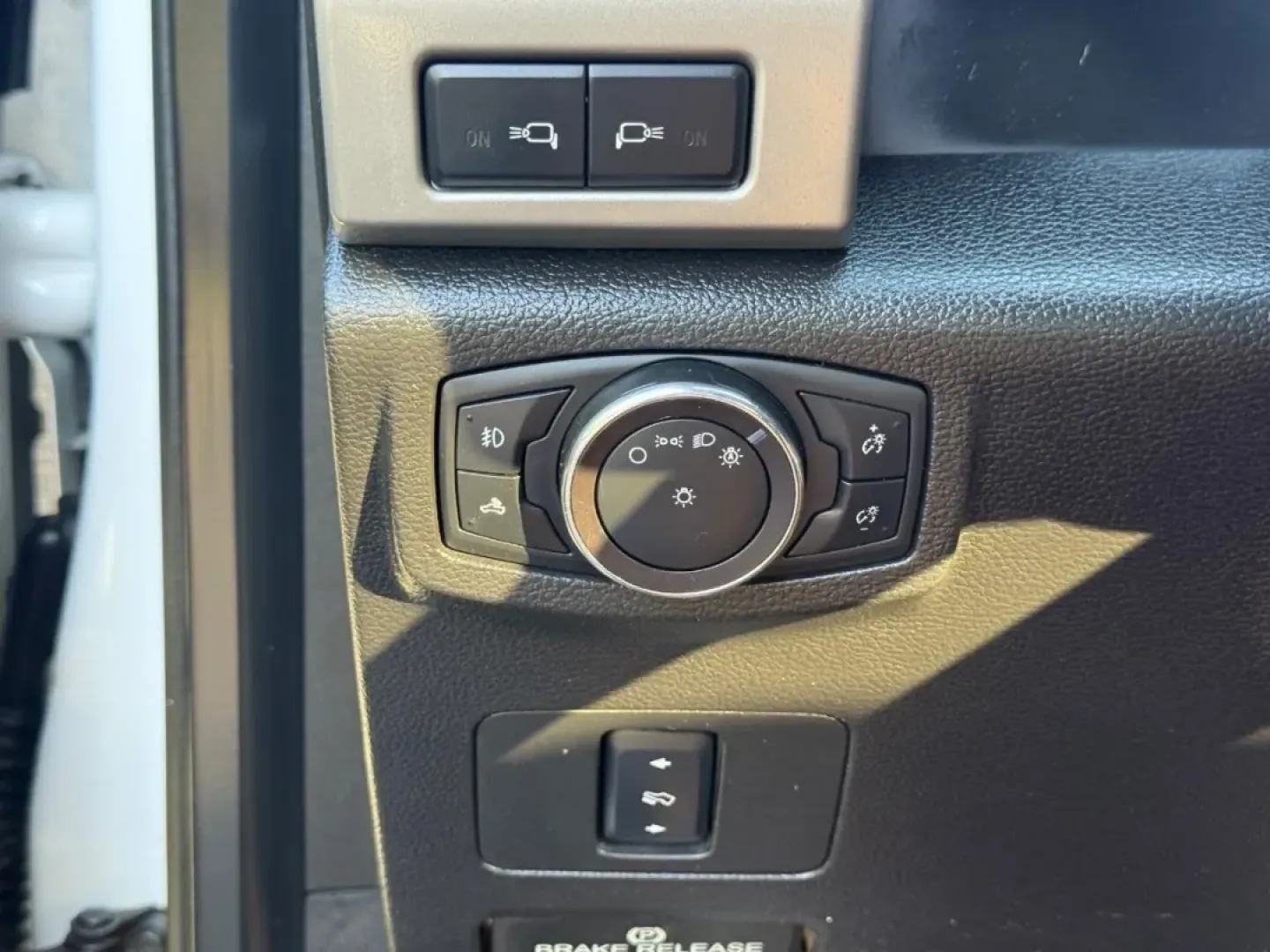 2017 /Black Leather Ford F-350SD Lariat (1FT8W3BT3HE) with an 6.7L engine, Automatic transmission, located at 970 Woodlawn Dr., Farmington, MO, 63640, (573) 431-7800, 37.825642, -90.468674 - Are you ready to elevate your adventures and tackle any task with confidence? Look no further than this rugged 2017 Ford F-350SD Lariat, a powerhouse designed for those who demand performance and reliability. Whether you're hauling equipment for work, embarking on weekend road trips, or navigating t - Photo#22