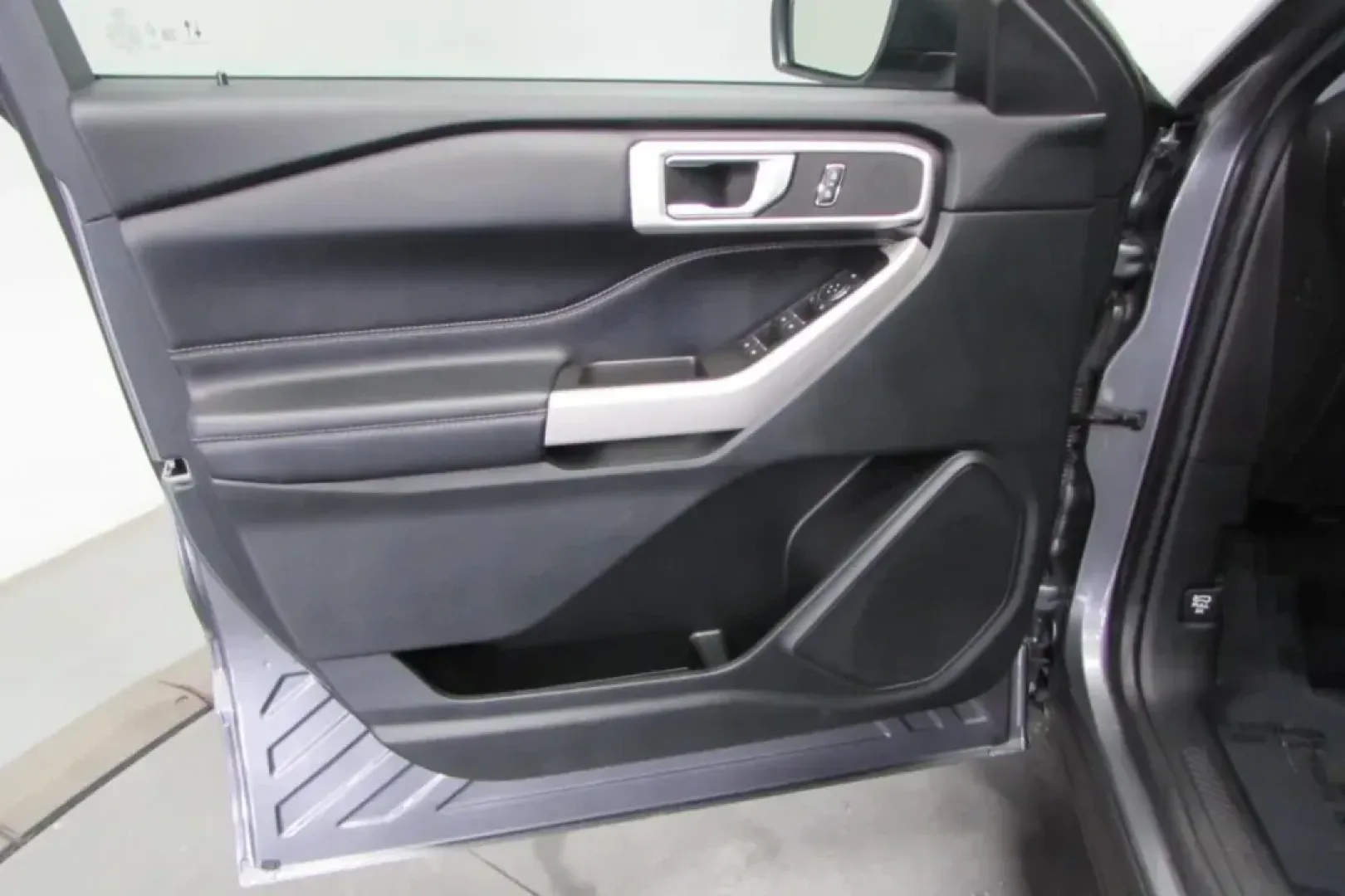 2022 /Light Slate Leather Ford Explorer XLT (1FMSK8DH7NG) with an Other engine, Automatic transmission, located at 12836 Highway 21, De Soto, MO, 63020, (636) 337-7777, 38.151867, -90.575615 - Elevate your family's adventures with the stunning **2022 Ford Explorer XLT**-perfectly designed for those who crave both space and style. Whether you're taking the kids to soccer practice in vibrant neighborhoods like Hillsboro or heading out for a weekend getaway to scenic Route 66, this SUV is yo - Photo#10