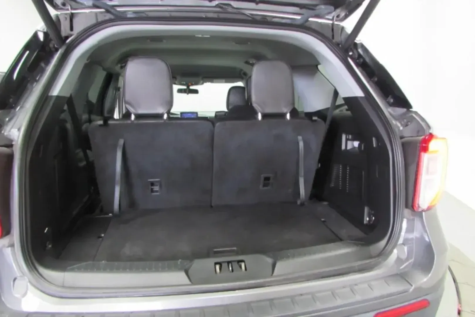 2022 /Light Slate Leather Ford Explorer XLT (1FMSK8DH7NG) with an Other engine, Automatic transmission, located at 12836 Highway 21, De Soto, MO, 63020, (636) 337-7777, 38.151867, -90.575615 - Elevate your family's adventures with the stunning **2022 Ford Explorer XLT**-perfectly designed for those who crave both space and style. Whether you're taking the kids to soccer practice in vibrant neighborhoods like Hillsboro or heading out for a weekend getaway to scenic Route 66, this SUV is yo - Photo#26
