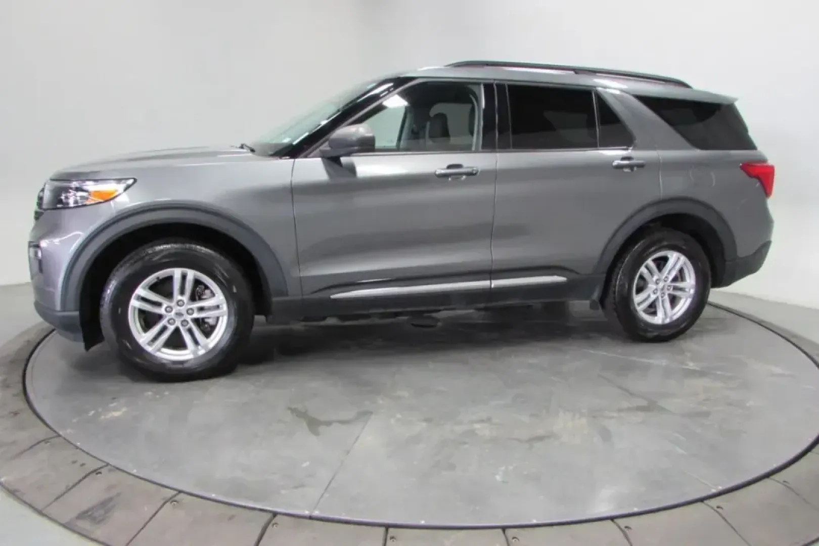 2022 /Light Slate Leather Ford Explorer XLT (1FMSK8DH7NG) with an Other engine, Automatic transmission, located at 12836 Highway 21, De Soto, MO, 63020, (636) 337-7777, 38.151867, -90.575615 - Elevate your family's adventures with the stunning **2022 Ford Explorer XLT**-perfectly designed for those who crave both space and style. Whether you're taking the kids to soccer practice in vibrant neighborhoods like Hillsboro or heading out for a weekend getaway to scenic Route 66, this SUV is yo - Photo#3
