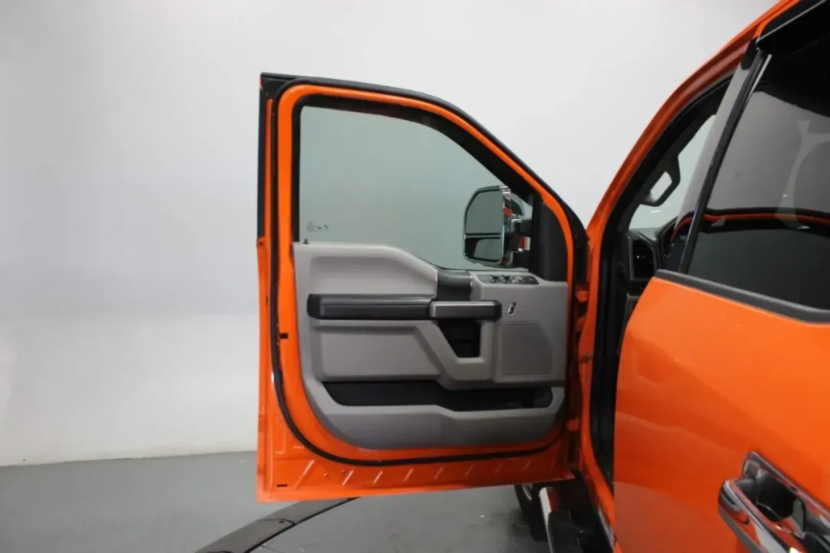 2021 /Black/Dark Marsala Ford Super Duty F-450 DRW 4WD Crew Cab 8' Box (1FT8W4DT4ME) with an 6.7L 4V OHV Power Stroke V8 Turbo Diesel B20 engine, Automatic transmission, located at 12836 Highway 21, De Soto, MO, 63020, (636) 337-7777, 38.151867, -90.575615 - **Unleash Adventure with the 2021 Ford Super Duty F-450 DRW at Pettus Ford De Soto**<br /> <br /> Are you ready to elevate your lifestyle with a truck that can handle the toughest jobs while providing comfort and style? The 2021 Ford Super Duty F-450 DRW, available now at Pettus Ford De Soto, is not - Photo#6