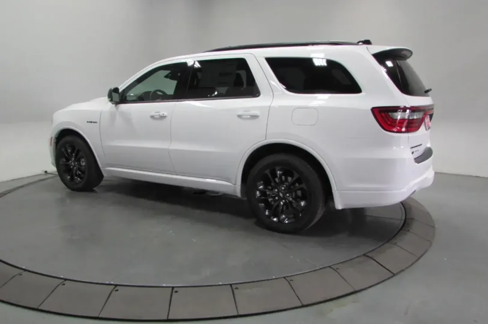 2025 /Black Leather Dodge Durango R/T Plus (1C4SDJCT3SC) with an Other engine, Automatic transmission, located at 12830 Highway 21, De Soto, MO, 63020, (636) 337-7777, 38.153099, -90.573624 - Unleash your adventurous spirit and elevate your family's journeys with the 2025 Dodge Durango R/T Plus, now available at Pettus CDJR DeSoto. Whether you're driving through the breathtaking Ozarks or making daily commutes around De Soto, MO, this SUV stands ready to become your trusted companion. Wi - Photo#4