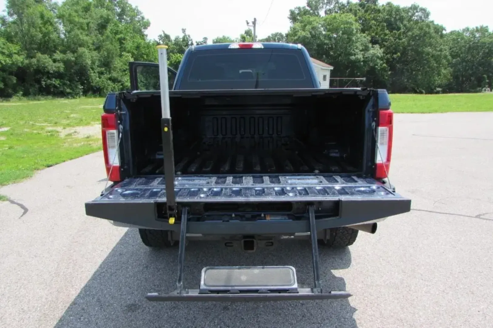 2019 Ford F-350 SD King Ranch Crew Cab 4WD (1FT8W3B64KE) with an 6.2L V8 OHV 16V engine, 6A transmission, located at 141 Commercial Dr, Fredericktown, MO, 63645, (573) 783-6432, 37.570087, -90.320648 - USED 2019 Ford F-350SD XL from Pettus Chrysler Dodge Jeep Ram De Soto, De Soto MO. - Photo#13