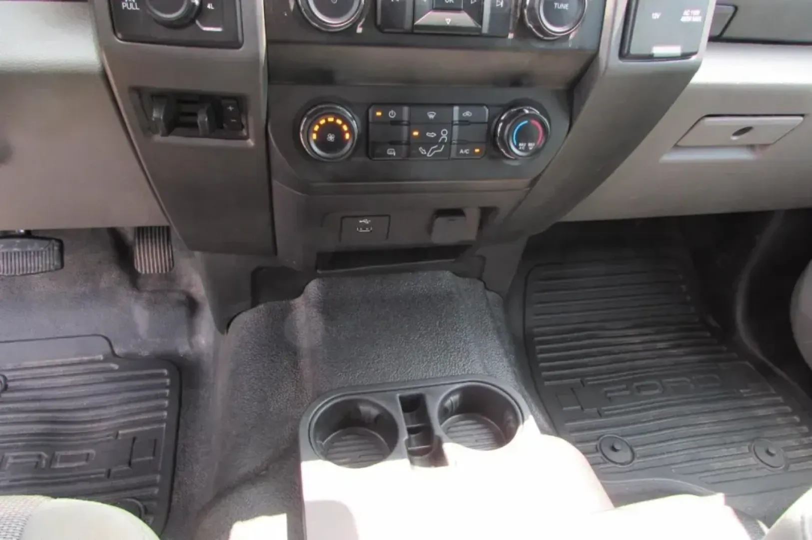 2019 Ford F-350 SD King Ranch Crew Cab 4WD (1FT8W3B64KE) with an 6.2L V8 OHV 16V engine, 6A transmission, located at 141 Commercial Dr, Fredericktown, MO, 63645, (573) 783-6432, 37.570087, -90.320648 - USED 2019 Ford F-350SD XL from Pettus Chrysler Dodge Jeep Ram De Soto, De Soto MO. - Photo#25