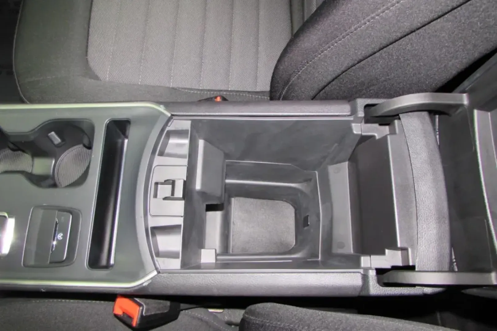 2024 /Ebony Cloth Ford Edge SE (2FMPK4G97RB) with an Other engine, Automatic transmission, located at 12836 Highway 21, De Soto, MO, 63020, (636) 337-7777, 38.151867, -90.575615 - ### Discover Your Adventure with the 2024 Ford Edge SE at Pettus Ford De Soto!<br /> <br /> Are you ready to elevate your family outings, weekend getaways, or daily commutes? The 2024 Ford Edge SE is the perfect SUV for those looking for versatility, comfort, and technology in one affordable package - Photo#20