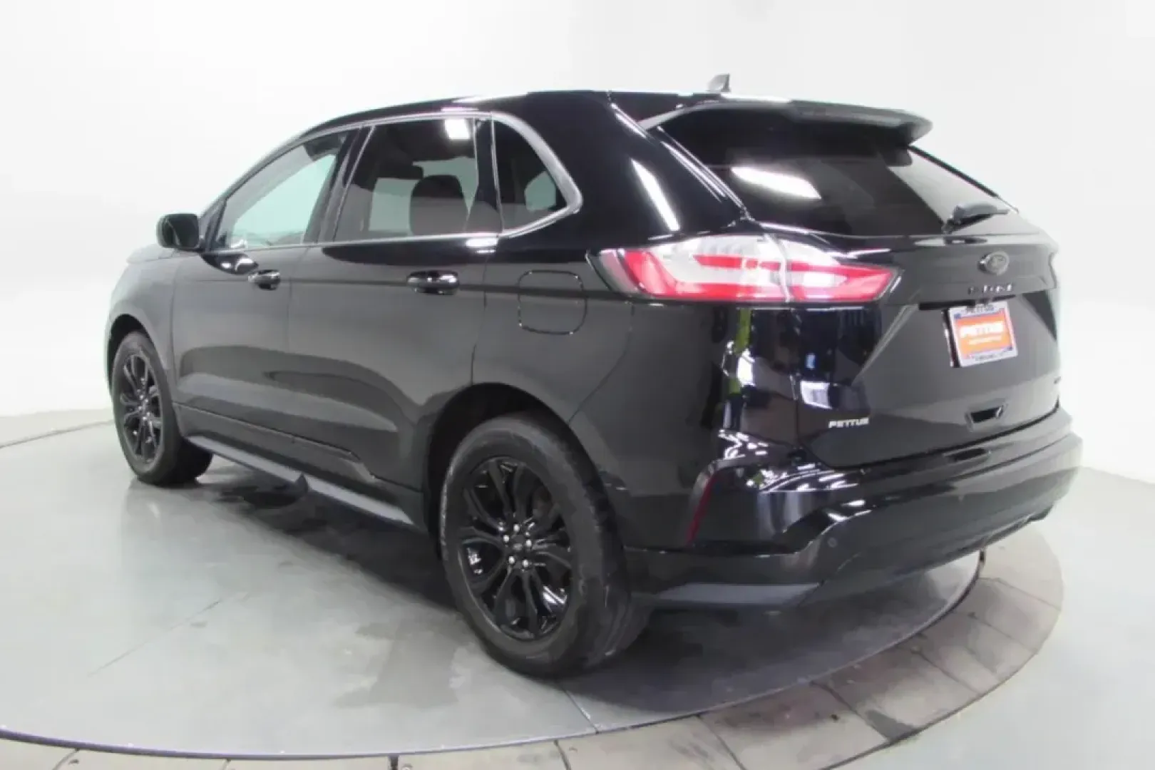 2024 /Ebony Cloth Ford Edge SE (2FMPK4G97RB) with an Other engine, Automatic transmission, located at 12836 Highway 21, De Soto, MO, 63020, (636) 337-7777, 38.151867, -90.575615 - ### Discover Your Adventure with the 2024 Ford Edge SE at Pettus Ford De Soto!<br /> <br /> Are you ready to elevate your family outings, weekend getaways, or daily commutes? The 2024 Ford Edge SE is the perfect SUV for those looking for versatility, comfort, and technology in one affordable package - Photo#3