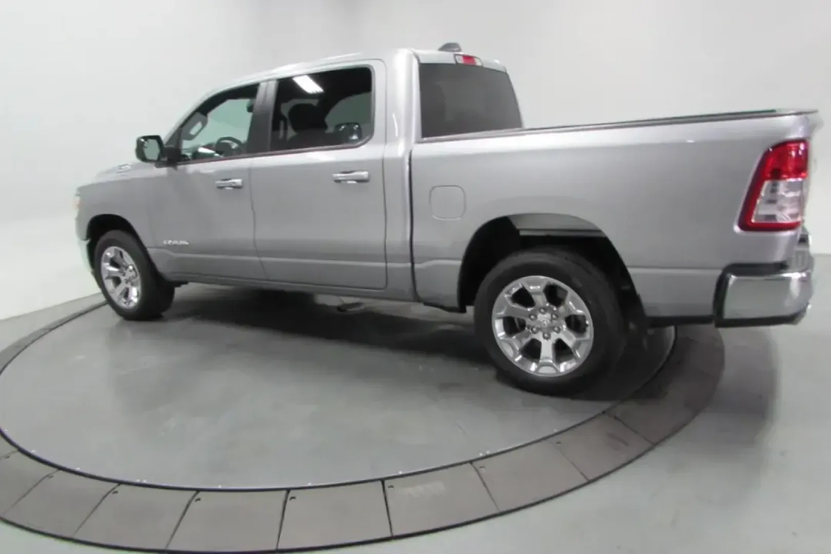 2022 /Diesel Gray/Black Cloth Ram 1500 Big Horn/Lone Star (1C6SRFFTXNN) with an Other engine, located at 12830 Highway 21, De Soto, MO, 63020, (636) 337-7777, 38.153099, -90.573624 - Are you ready to elevate your driving experience with a truck that embodies both power and practicality? Look no further than the stunning 2022 Ram 1500 Big Horn/Lone Star available now at Pettus CDJR DeSoto, located conveniently at 12830 Highway 21, De Soto, MO 63020. Whether you're a weekend adven - Photo#3