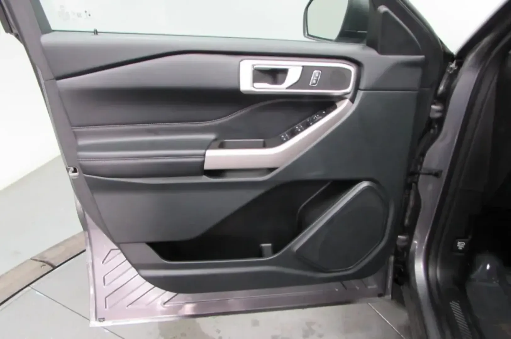 2023 /Ebony Leather Ford Explorer XLT (1FMSK8DH3PG) with an Other engine, Automatic transmission, located at 12830 Highway 21, De Soto, MO, 63020, (636) 337-7777, 38.153099, -90.573624 - **Experience Adventure with the 2023 Ford Explorer XLT at Pettus CDJR DeSoto!**<br /> <br /> Are you ready to elevate your family outings, weekend adventures, or daily commutes? The 2023 Ford Explorer XLT is the perfect SUV that seamlessly blends comfort, space, and advanced technology, making it an - Photo#10