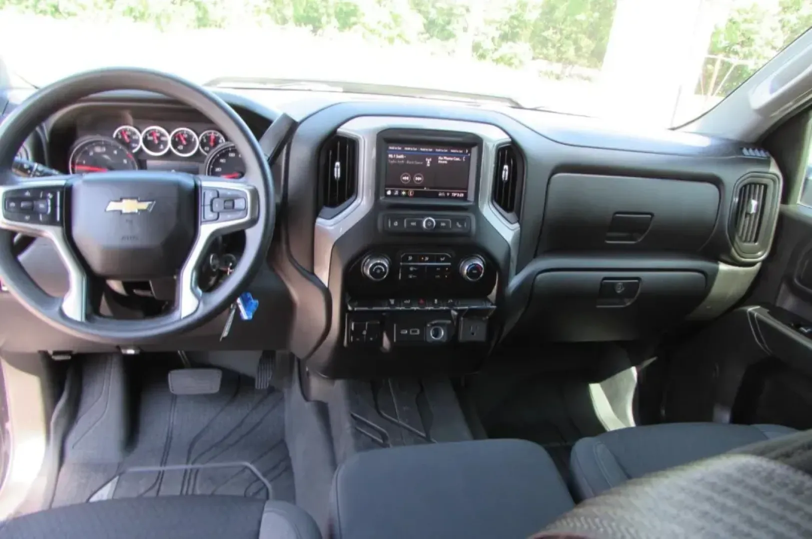 2022 /Jet Black Leather Chevrolet Silverado 2500HD Custom (2GC4YMEY3N1) with an Other engine, located at 12830 Highway 21, De Soto, MO, 63020, (636) 337-7777, 38.153099, -90.573624 - **Get Ready for Your Next Adventure with the 2022 Chevrolet Silverado 2500HD at Pettus CDJR DeSoto!**<br /> <br /> If you're searching for a rugged, dependable truck that can handle everything from weekend adventures to the demands of a growing family, look no further than this stunning 2022 Chevrol - Photo#26