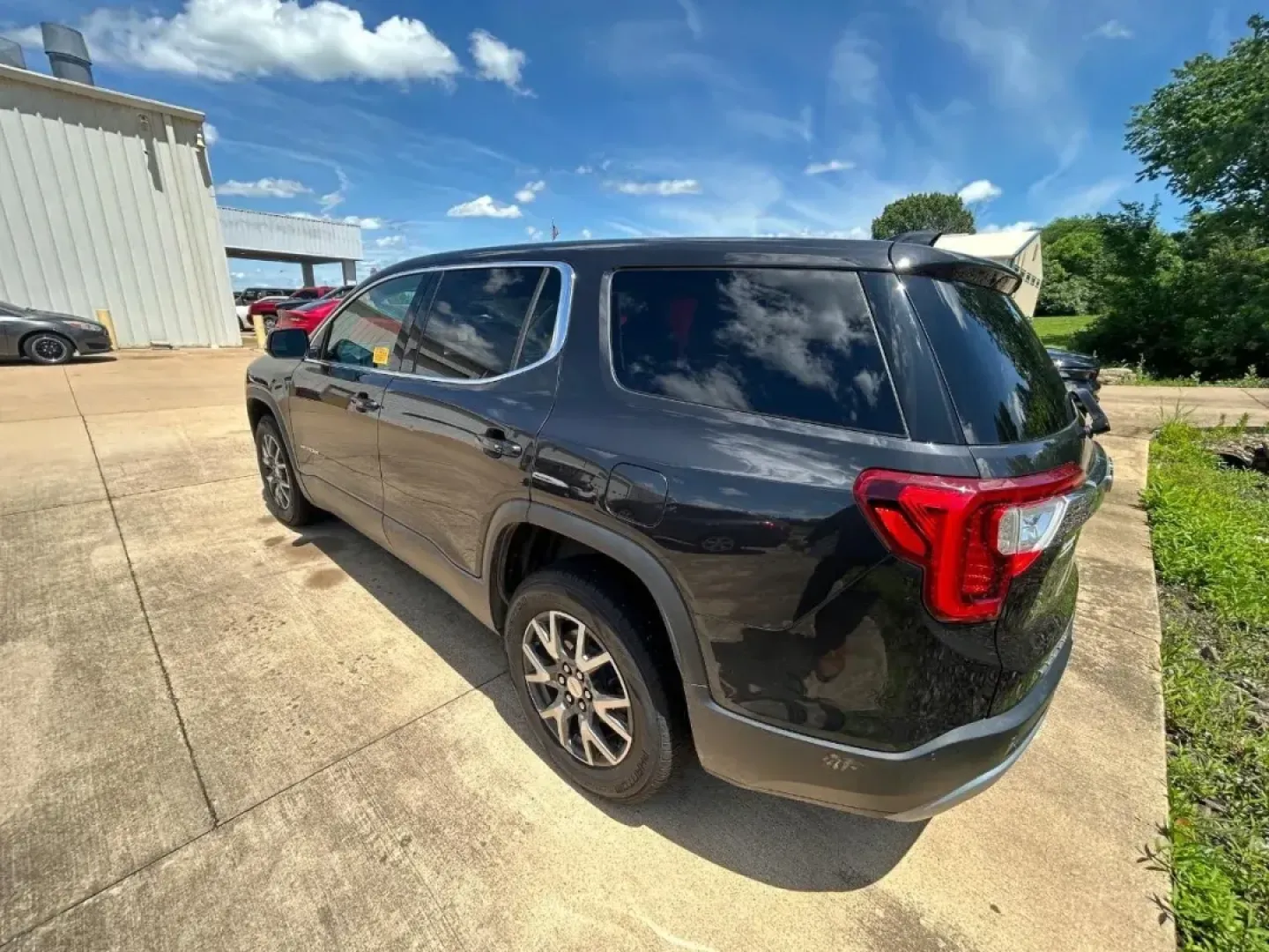 2020 GMC Acadia SLE (1GKKNKLA2LZ) with an 2.5L engine, located at 970 Woodlawn Dr., Farmington, MO, 63640, (573) 431-7800, 37.825642, -90.468674 - **Explore Adventure with the 2020 GMC Acadia SLE Your Ideal Family SUV!**<br /> <br /> Are you looking for a spacious, reliable vehicle that can keep up with your family's dynamic lifestyle? The 2020 GMC Acadia SLE is perfect for growing families, weekend adventurers, or anyone seeking a stylish an - Photo#2