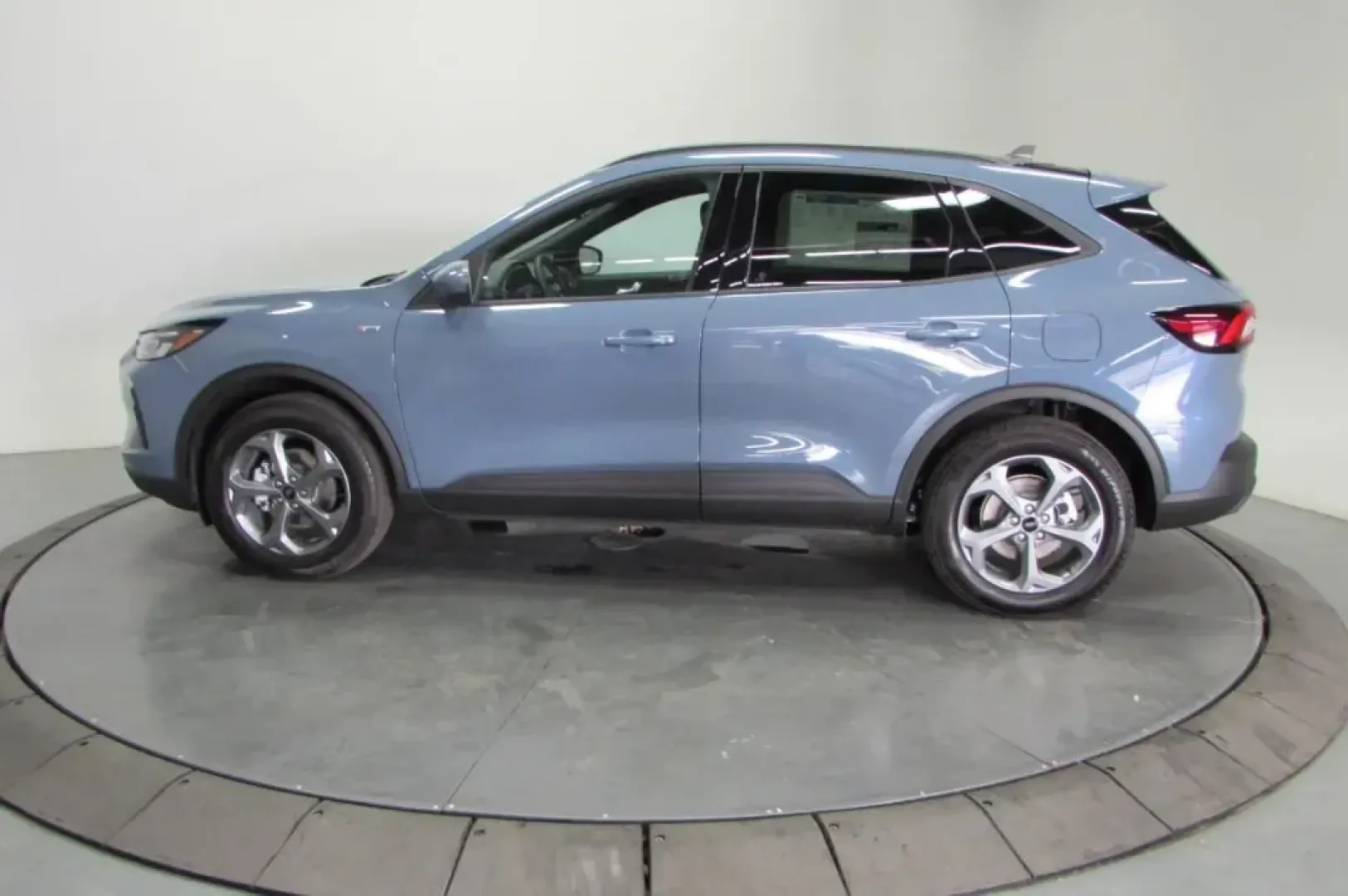 2025 /Ebony Leather Ford Escape ST-Line Select (1FMCU9NZ2SU) with an 2.5L iVCT Atkinson Cycle I-4 Hybrid engine, located at 12836 Highway 21, De Soto, MO, 63020, (636) 337-7777, 38.151867, -90.575615 - **Adventure Awaits: Drive the 2025 Ford Escape Hybrid ST-Line Select from Pettus Ford De Soto!**<br /> <br /> Imagine cruising through the scenic routes of De Soto, MO, in a vehicle that combines eco-friendliness with modern sophistication-the 2025 Ford Escape Hybrid ST-Line Select. Perfect for week - Photo#4