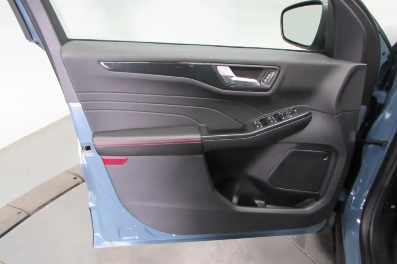 2025 /Ebony Leather Ford Escape ST-Line Select (1FMCU9NZ2SU) with an 2.5L iVCT Atkinson Cycle I-4 Hybrid engine, located at 12836 Highway 21, De Soto, MO, 63020, (636) 337-7777, 38.151867, -90.575615 - **Adventure Awaits: Drive the 2025 Ford Escape Hybrid ST-Line Select from Pettus Ford De Soto!**<br /> <br /> Imagine cruising through the scenic routes of De Soto, MO, in a vehicle that combines eco-friendliness with modern sophistication-the 2025 Ford Escape Hybrid ST-Line Select. Perfect for week - Photo#11