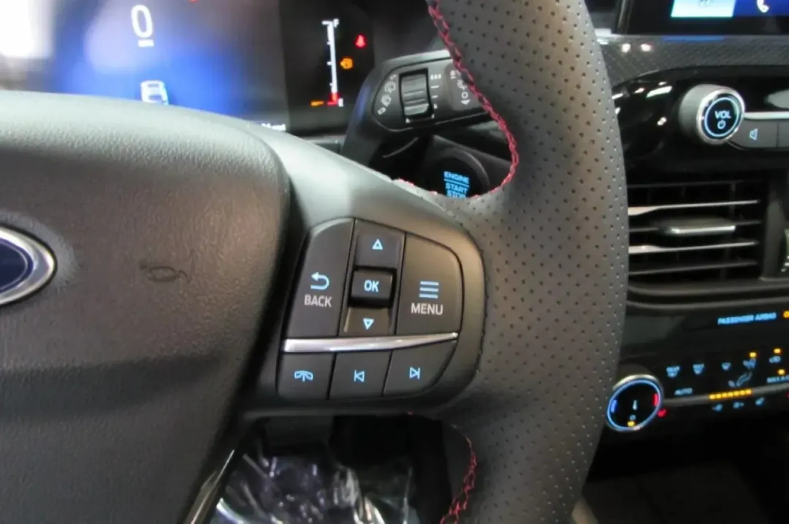 2025 /Ebony Leather Ford Escape ST-Line Select (1FMCU9NZ2SU) with an 2.5L iVCT Atkinson Cycle I-4 Hybrid engine, located at 12836 Highway 21, De Soto, MO, 63020, (636) 337-7777, 38.151867, -90.575615 - **Adventure Awaits: Drive the 2025 Ford Escape Hybrid ST-Line Select from Pettus Ford De Soto!**<br /> <br /> Imagine cruising through the scenic routes of De Soto, MO, in a vehicle that combines eco-friendliness with modern sophistication-the 2025 Ford Escape Hybrid ST-Line Select. Perfect for week - Photo#16