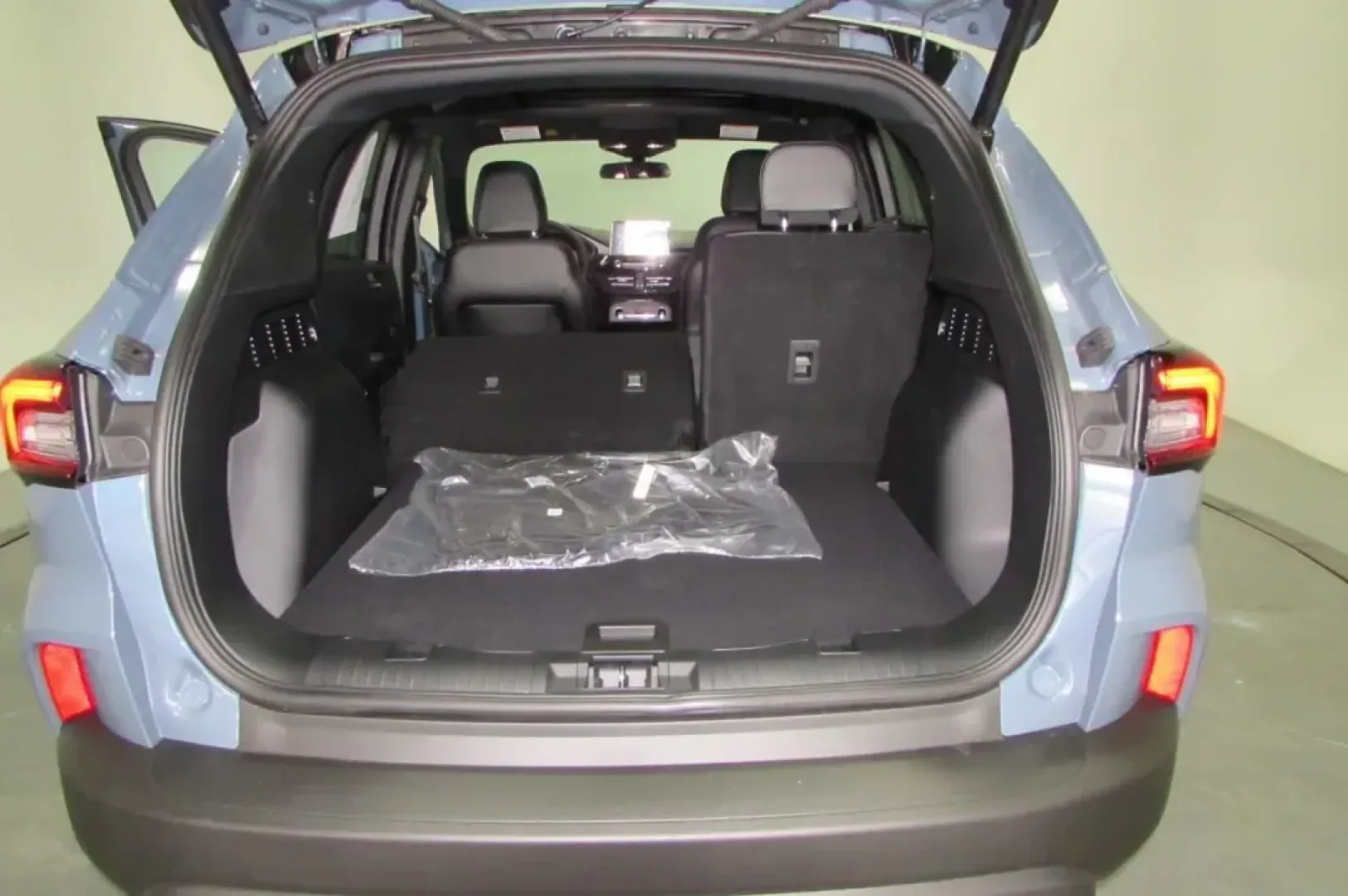 2025 /Ebony Leather Ford Escape ST-Line Select (1FMCU9NZ2SU) with an 2.5L iVCT Atkinson Cycle I-4 Hybrid engine, located at 12836 Highway 21, De Soto, MO, 63020, (636) 337-7777, 38.151867, -90.575615 - **Adventure Awaits: Drive the 2025 Ford Escape Hybrid ST-Line Select from Pettus Ford De Soto!**<br /> <br /> Imagine cruising through the scenic routes of De Soto, MO, in a vehicle that combines eco-friendliness with modern sophistication-the 2025 Ford Escape Hybrid ST-Line Select. Perfect for week - Photo#27