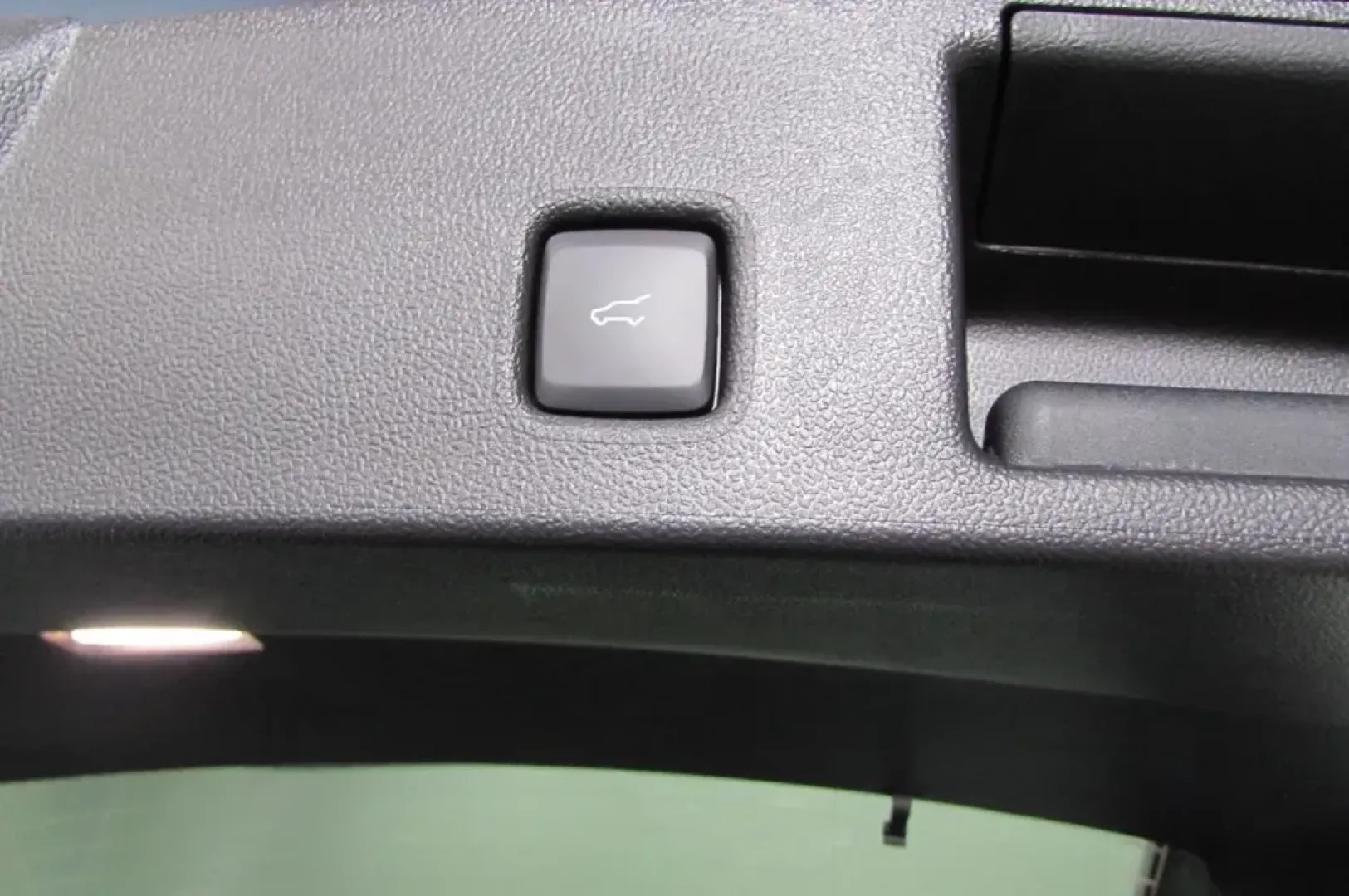2025 /Ebony Leather Ford Escape ST-Line Select (1FMCU9NZ2SU) with an 2.5L iVCT Atkinson Cycle I-4 Hybrid engine, located at 12836 Highway 21, De Soto, MO, 63020, (636) 337-7777, 38.151867, -90.575615 - **Adventure Awaits: Drive the 2025 Ford Escape Hybrid ST-Line Select from Pettus Ford De Soto!**<br /> <br /> Imagine cruising through the scenic routes of De Soto, MO, in a vehicle that combines eco-friendliness with modern sophistication-the 2025 Ford Escape Hybrid ST-Line Select. Perfect for week - Photo#28