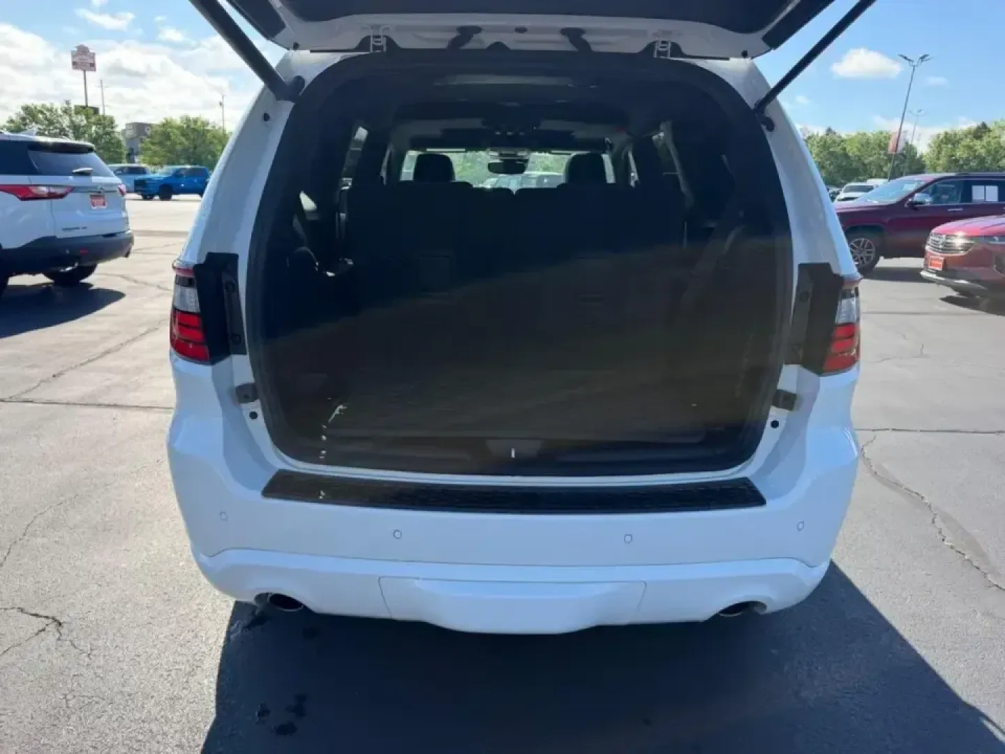 2023 /Black Leather Dodge Durango R/T Plus (1C4SDJCT5PC) with an 5.7L V8 HEMI MDS VVT engine, Automatic transmission, located at 970 Woodlawn Dr., Farmington, MO, 63640, (573) 431-7800, 37.825642, -90.468674 - Make every day feel like a getaway in this bold, family-ready performance SUV-perfect for school drop-offs, long commutes to St. Louis, and weekend road trips down US-67 with room for friends, gear, and plenty of attitude. This **2023 Dodge Durango R/T Plus AWD** blends muscle-car spirit with three- - Photo#4