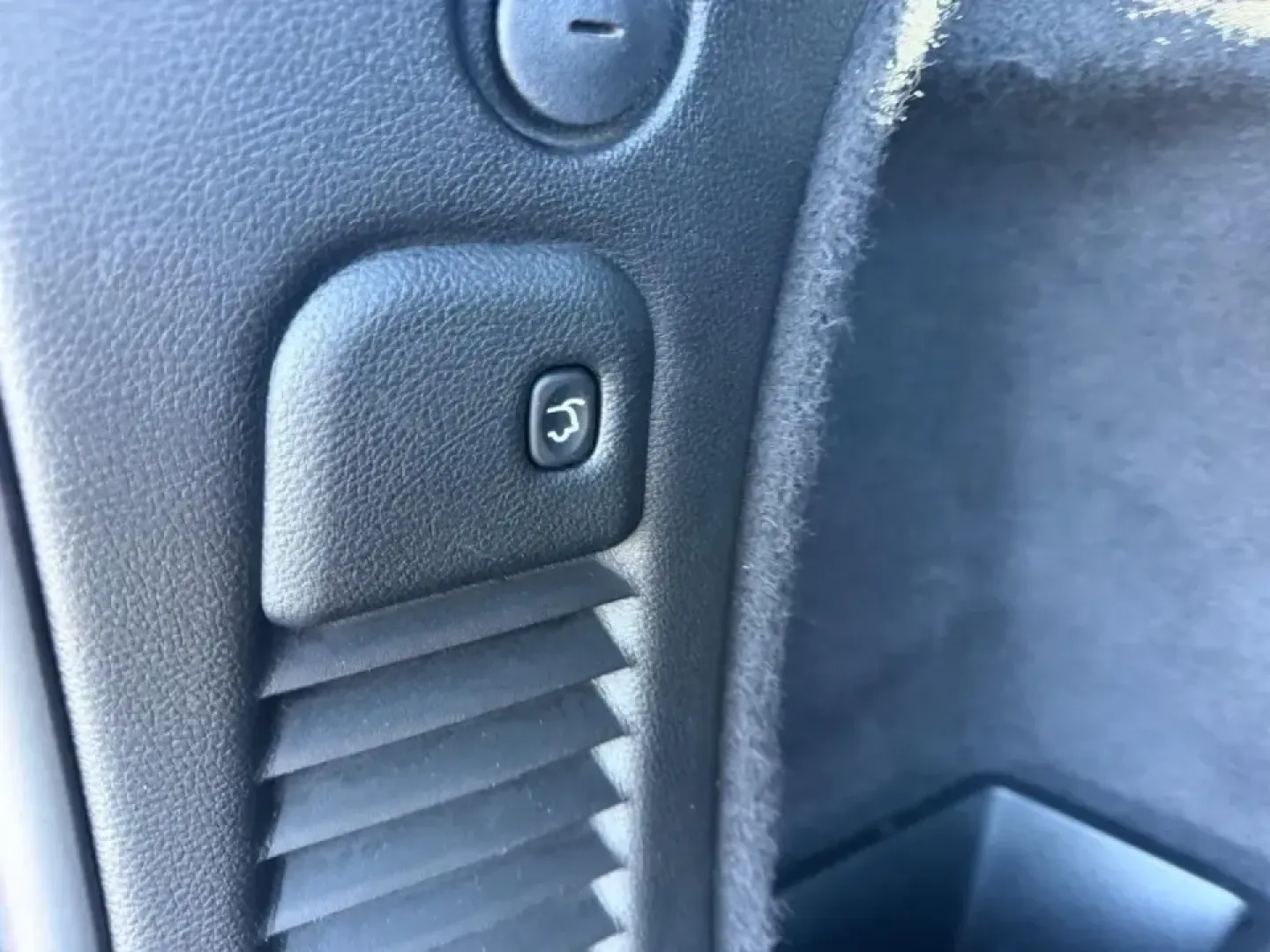 2023 /Black Leather Dodge Durango R/T Plus (1C4SDJCT5PC) with an 5.7L V8 HEMI MDS VVT engine, Automatic transmission, located at 970 Woodlawn Dr., Farmington, MO, 63640, (573) 431-7800, 37.825642, -90.468674 - Make every day feel like a getaway in this bold, family-ready performance SUV-perfect for school drop-offs, long commutes to St. Louis, and weekend road trips down US-67 with room for friends, gear, and plenty of attitude. This **2023 Dodge Durango R/T Plus AWD** blends muscle-car spirit with three- - Photo#5
