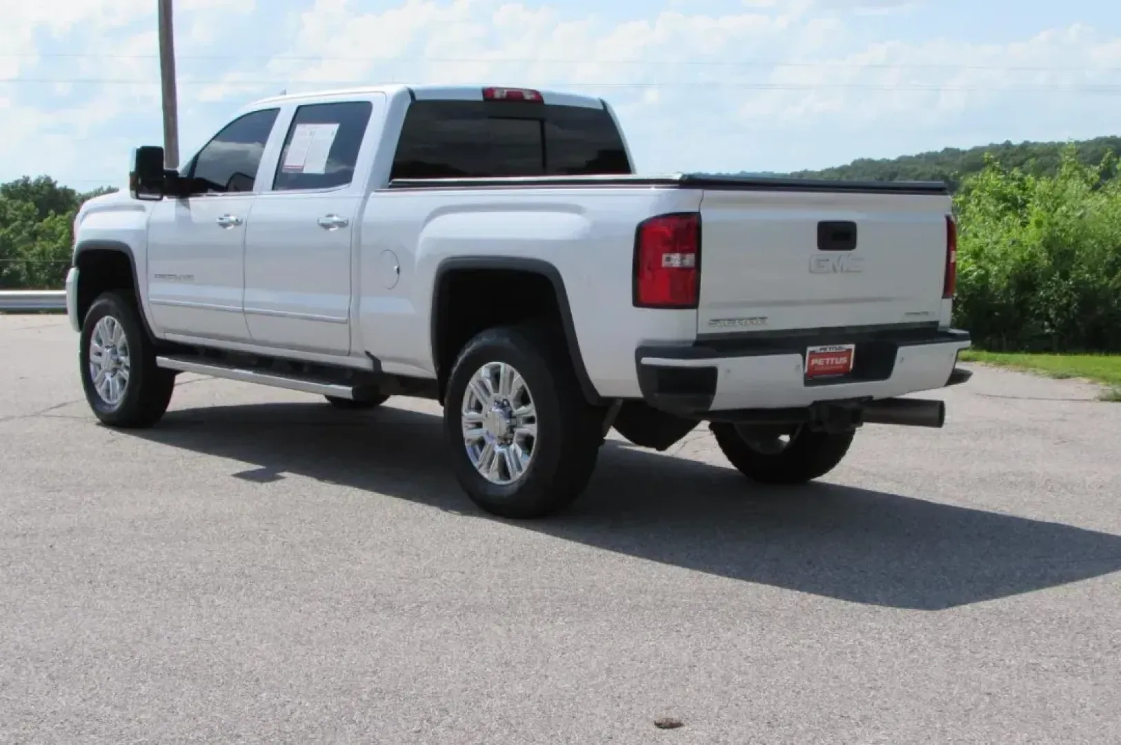 2018 /Jet Black Leather GMC Sierra 2500HD Denali (1GT12UEY1JF) with an Other engine, located at 12830 Highway 21, De Soto, MO, 63020, (636) 337-7777, 38.153099, -90.573624 - **Discover the Perfect Blend of Power and Luxury with the 2018 GMC Sierra 2500HD Denali at Pettus CDJR DeSoto!**<br /> <br /> Whether you're hauling heavy loads for work, embarking on weekend adventures, or simply seeking a powerful truck that delivers both performance and comfort, the 2018 GMC Sier - Photo#4