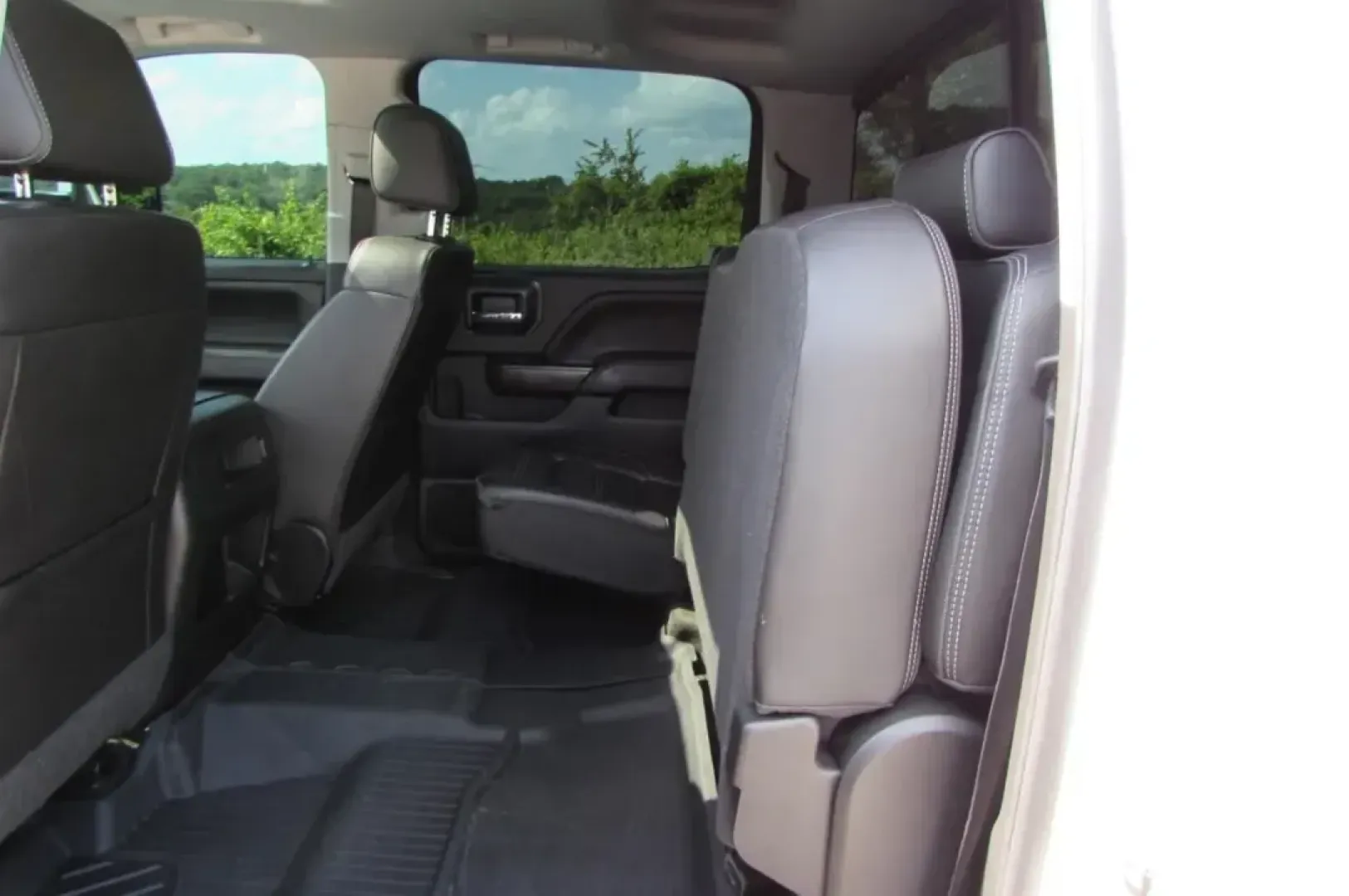 2018 /Jet Black Leather GMC Sierra 2500HD Denali (1GT12UEY1JF) with an Other engine, located at 12830 Highway 21, De Soto, MO, 63020, (636) 337-7777, 38.153099, -90.573624 - **Discover the Perfect Blend of Power and Luxury with the 2018 GMC Sierra 2500HD Denali at Pettus CDJR DeSoto!**<br /> <br /> Whether you're hauling heavy loads for work, embarking on weekend adventures, or simply seeking a powerful truck that delivers both performance and comfort, the 2018 GMC Sier - Photo#28