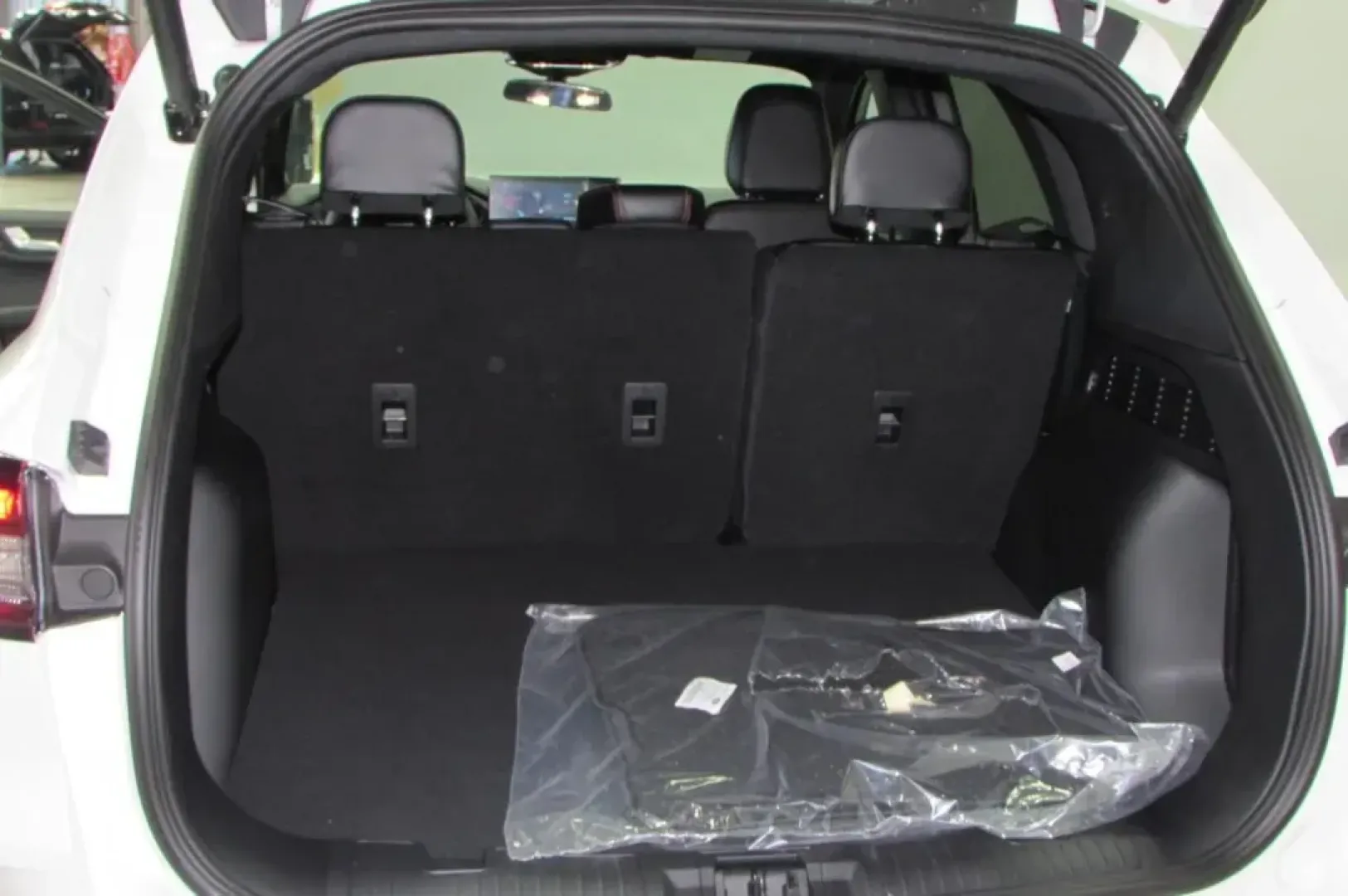 2024 Ford Escape ST-Line Select (1FMCU9NZ6RU) with an 2.5L iVCT Atkinson Cycle I-4 Hybrid engine, located at 12836 Highway 21, De Soto, MO, 63020, (636) 337-7777, 38.151867, -90.575615 - **Discover Adventure with the 2024 Ford Escape Hybrid Perfect for Every Journey!**<br /> <br /> Are you ready to elevate your daily commutes or weekend getaways? The 2024 Ford Escape Hybrid is your ultimate companion for both urban exploration and outdoor adventures, designed to meet the needs of m - Photo#10