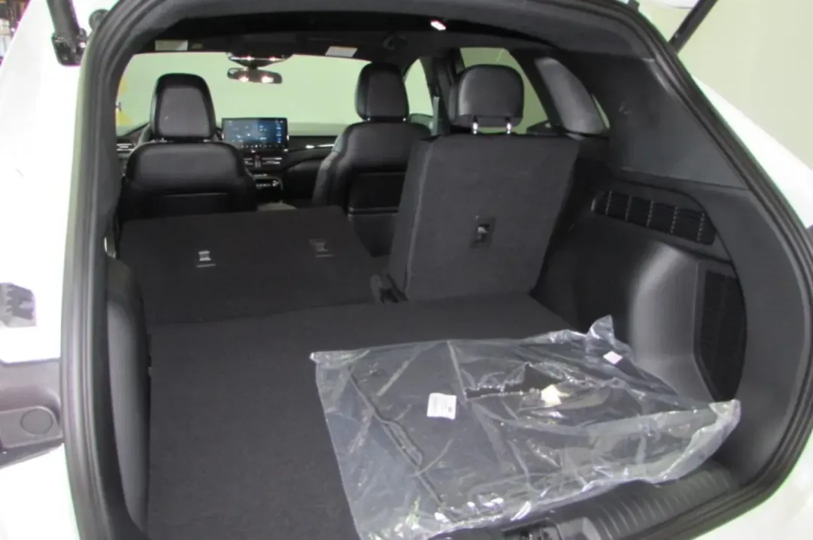 2024 Ford Escape ST-Line Select (1FMCU9NZ6RU) with an 2.5L iVCT Atkinson Cycle I-4 Hybrid engine, located at 12836 Highway 21, De Soto, MO, 63020, (636) 337-7777, 38.151867, -90.575615 - **Discover Adventure with the 2024 Ford Escape Hybrid Perfect for Every Journey!**<br /> <br /> Are you ready to elevate your daily commutes or weekend getaways? The 2024 Ford Escape Hybrid is your ultimate companion for both urban exploration and outdoor adventures, designed to meet the needs of m - Photo#8