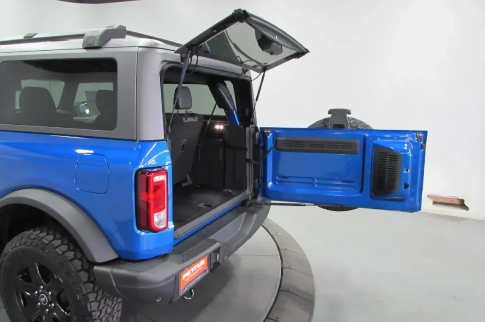 2024 Ford Bronco Black Diamond (1FMDE1AH2RL) with an 2.3L EcoBoost I-4 engine, located at 12836 Highway 21, De Soto, MO, 63020, (636) 337-7777, 38.151867, -90.575615 - Are you ready to elevate your adventure game? Whether you're planning a family getaway, tackling weekend excursions, or simply enjoying the open road, the 2024 Ford Bronco Black Diamond is your ticket to freedom and fun. Available now at Pettus Ford De Soto, this stunning SUV in Velo Blue effortless - Photo#8