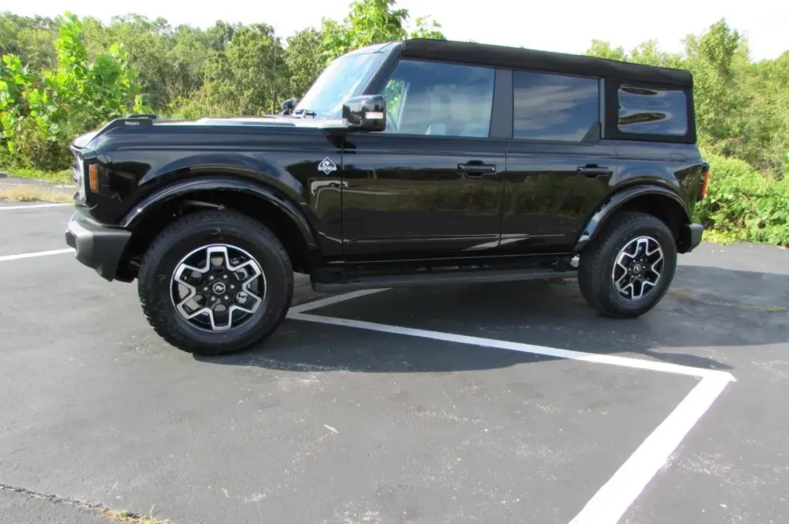 2024 Ford Bronco Outer Banks (1FMDE8BH0RL) with an 2.3L EcoBoost I-4 engine, Automatic transmission, located at 12836 Highway 21, De Soto, MO, 63020, (636) 337-7777, 38.151867, -90.575615 - **Adventure Awaits: Discover the 2024 Ford Bronco Outer Banks at Pettus Ford De Soto!**<br /> <br /> If you thrive on adventure and need a vehicle that can keep up with your active lifestyle, look no further than the stunning 2024 Ford Bronco Outer Banks. Perfectly designed for weekend getaways, off - Photo#2