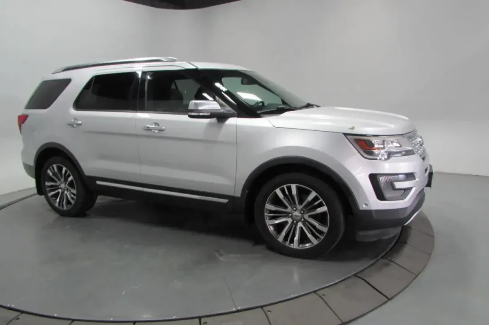 2016 /Ebony Black Leather Ford Explorer Platinum (1FM5K8HT0GG) with an Other engine, Automatic transmission, located at 12836 Highway 21, De Soto, MO, 63020, (636) 337-7777, 38.151867, -90.575615 - ### Discover Your Next Adventure with the 2016 Ford Explorer Platinum at Pettus Ford De Soto!<br /> <br /> Are you ready for a family getaway, a weekend adventure, or a stylish daily commute? The **2016 Ford Explorer Platinum** is your ticket to a versatile lifestyle, combining comfort, capability, - Photo#3
