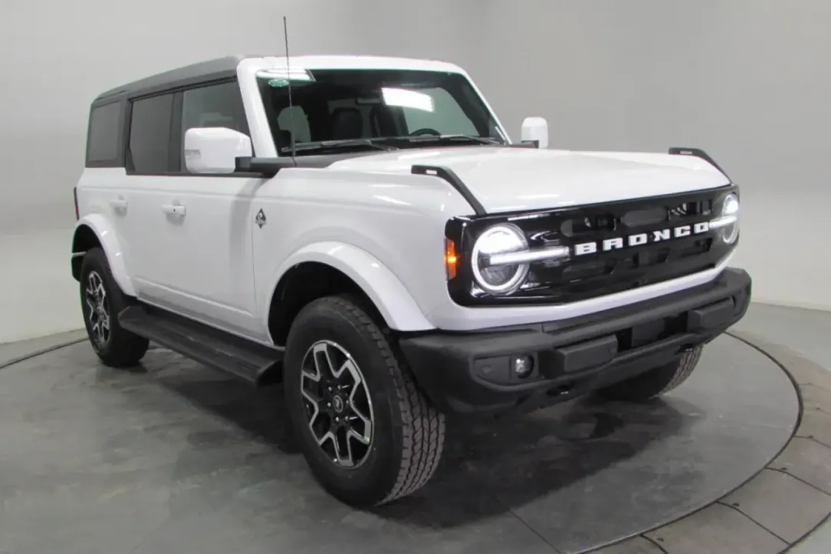 2025 /Smoked Truffle w/Black Leather Ford Bronco Outer Banks (1FMEE8BP0SL) with an 2.7L V6 Turbocharged engine, Automatic transmission, located at 12836 Highway 21, De Soto, MO, 63020, (636) 337-7777, 38.151867, -90.575615 - **Unleash Your Adventurous Spirit with the 2025 Ford Bronco Outer Banks!**<br /> <br /> Are you ready to tackle the great outdoors or navigate the urban jungle? The 2025 Ford Bronco Outer Banks is not just an SUV; it's a lifestyle choice for adventure seekers and families alike. With its rugged yet - Photo#27
