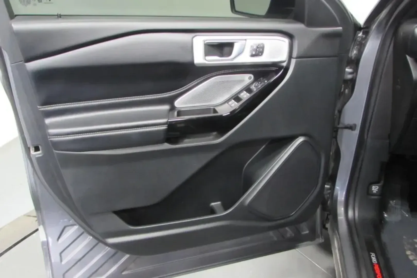 2021 /Ebony Leather Ford Explorer ST (1FM5K8GC7MG) with an Other engine, Automatic transmission, located at 12830 Highway 21, De Soto, MO, 63020, (636) 337-7777, 38.153099, -90.573624 - **Adventure Awaits with the 2021 Ford Explorer ST Perfect for Family Road Trips!**<br /> <br /> Are you ready to elevate your family's adventure game? The 2021 Ford Explorer ST is the ultimate SUV for families on the go, balancing spacious comfort with robust performance. Whether you're headed to l - Photo#11