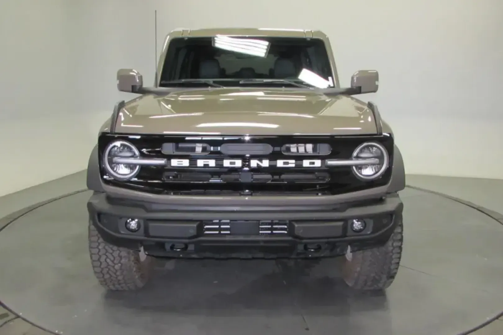 2025 /Smoked Truffle w/Black Leather Ford Bronco Outer Banks (1FMEE8BP3SL) with an 2.7L V6 Turbocharged engine, Automatic transmission, located at 12836 Highway 21, De Soto, MO, 63020, (636) 337-7777, 38.151867, -90.575615 - NEW 2025 Ford Bronco Outer Banks from Pettus Ford De Soto, De Soto MO. - Photo#0