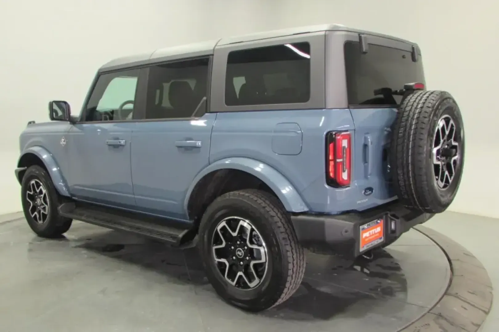 2025 /Smoked Truffle w/Black Leather Ford Bronco Outer Banks (1FMEE8BP7SL) with an 2.7L V6 Turbocharged engine, Automatic transmission, located at 12836 Highway 21, De Soto, MO, 63020, (636) 337-7777, 38.151867, -90.575615 - ### Explore Adventure with the 2025 Ford Bronco Outer Banks at Pettus Ford De Soto<br /> <br /> Are you ready to elevate your weekend getaways or tackle daily commutes with an SUV that seamlessly blends rugged capability and sophisticated comfort? Look no further than the **2025 Ford Bronco Outer Ba - Photo#4