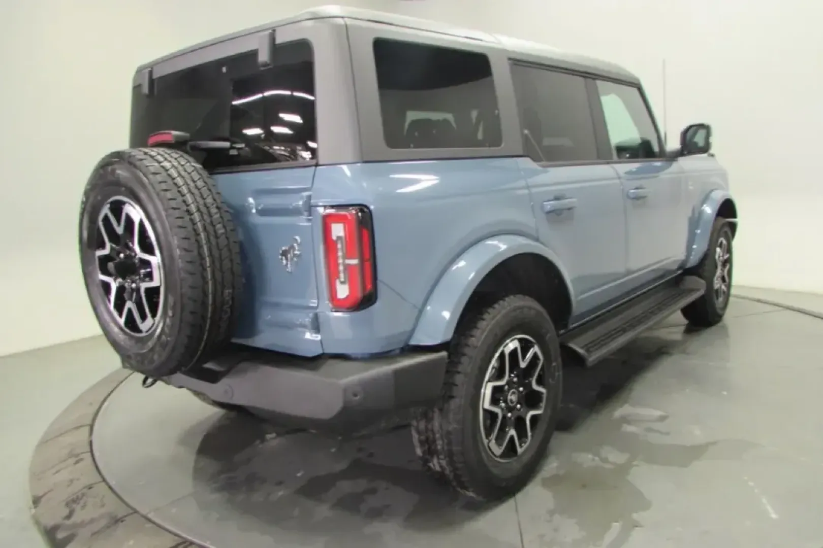 2025 /Smoked Truffle w/Black Leather Ford Bronco Outer Banks (1FMEE8BP7SL) with an 2.7L V6 Turbocharged engine, Automatic transmission, located at 12836 Highway 21, De Soto, MO, 63020, (636) 337-7777, 38.151867, -90.575615 - ### Explore Adventure with the 2025 Ford Bronco Outer Banks at Pettus Ford De Soto<br /> <br /> Are you ready to elevate your weekend getaways or tackle daily commutes with an SUV that seamlessly blends rugged capability and sophisticated comfort? Look no further than the **2025 Ford Bronco Outer Ba - Photo#6