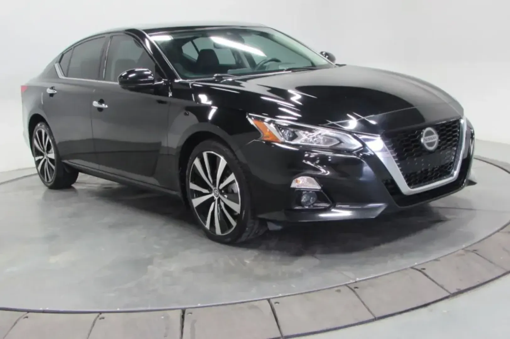 2021 /Charcoal Leather Nissan Altima 2.5 Platinum (1N4BL4FW1MN) with an Other engine, Automatic transmission, located at 12830 Highway 21, De Soto, MO, 63020, (636) 337-7777, 38.153099, -90.573624 - **Experience the Road Like Never Before: 2021 Nissan Altima Platinum Awaits You at Pettus CDJR DeSoto!**<br /> <br /> Are you in the market for a reliable sedan that seamlessly blends style, comfort, and advanced technology? Look no further than this stunning 2021 Nissan Altima Platinum, available n - Photo#0