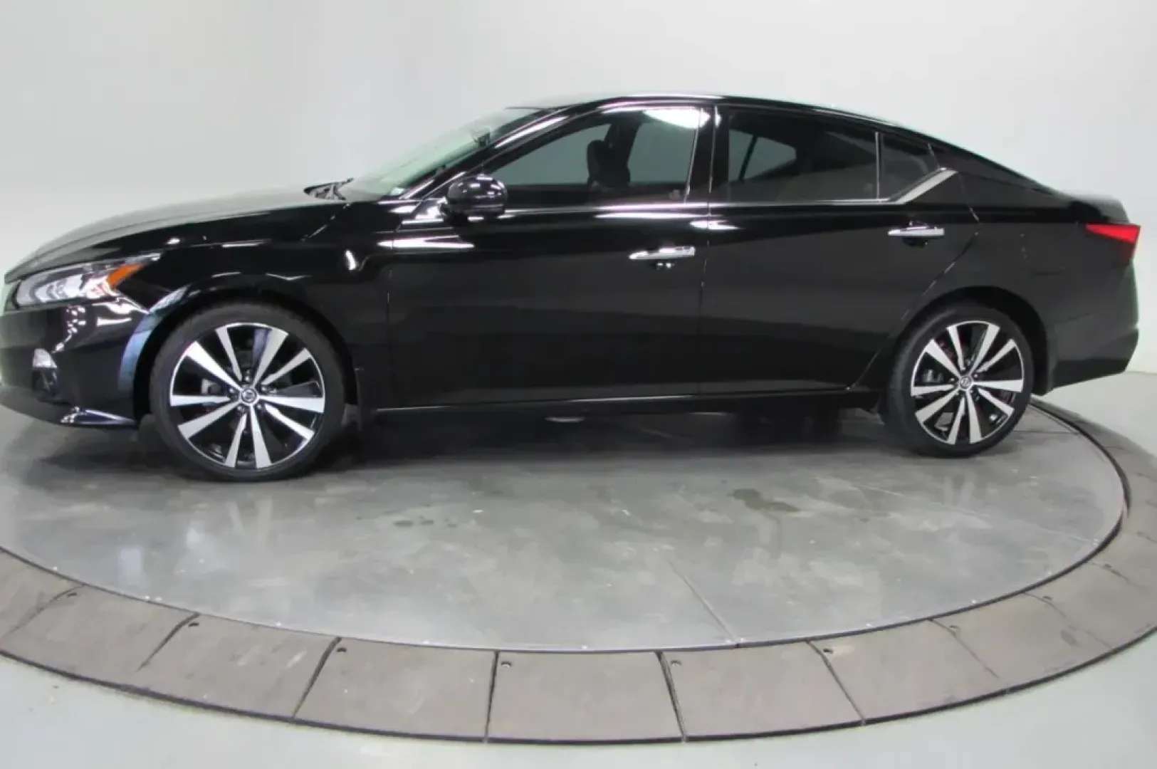 2021 /Charcoal Leather Nissan Altima 2.5 Platinum (1N4BL4FW1MN) with an Other engine, Automatic transmission, located at 12830 Highway 21, De Soto, MO, 63020, (636) 337-7777, 38.153099, -90.573624 - **Experience the Road Like Never Before: 2021 Nissan Altima Platinum Awaits You at Pettus CDJR DeSoto!**<br /> <br /> Are you in the market for a reliable sedan that seamlessly blends style, comfort, and advanced technology? Look no further than this stunning 2021 Nissan Altima Platinum, available n - Photo#4