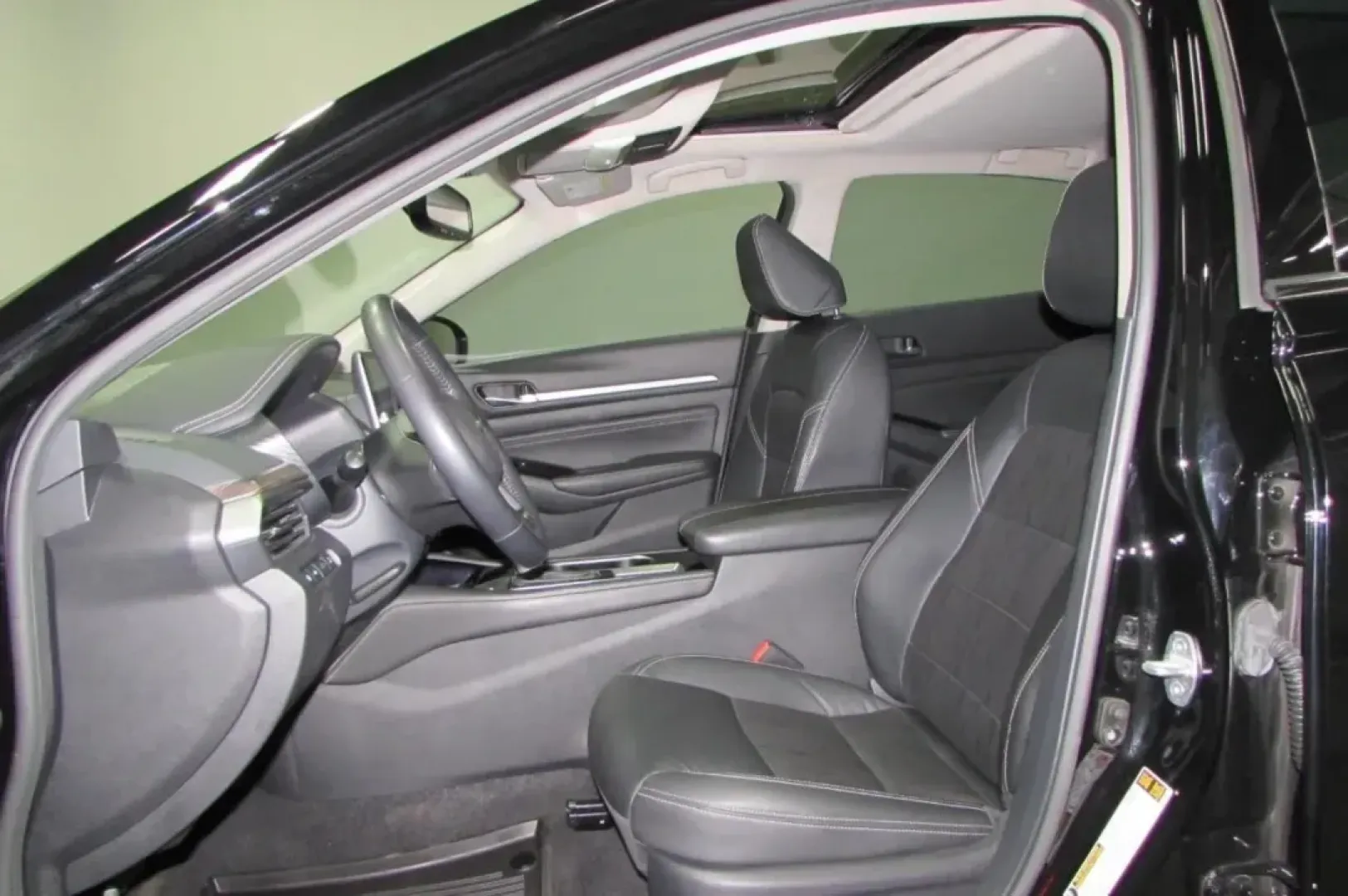 2021 /Charcoal Leather Nissan Altima 2.5 Platinum (1N4BL4FW1MN) with an Other engine, Automatic transmission, located at 12830 Highway 21, De Soto, MO, 63020, (636) 337-7777, 38.153099, -90.573624 - **Experience the Road Like Never Before: 2021 Nissan Altima Platinum Awaits You at Pettus CDJR DeSoto!**<br /> <br /> Are you in the market for a reliable sedan that seamlessly blends style, comfort, and advanced technology? Look no further than this stunning 2021 Nissan Altima Platinum, available n - Photo#11