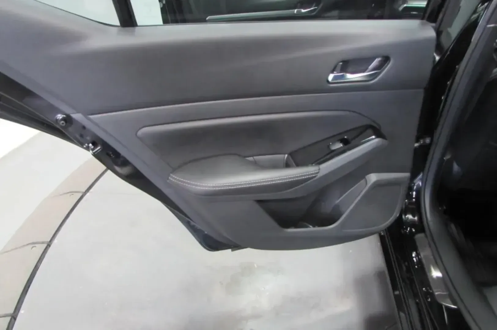 2021 /Charcoal Leather Nissan Altima 2.5 Platinum (1N4BL4FW1MN) with an Other engine, Automatic transmission, located at 12830 Highway 21, De Soto, MO, 63020, (636) 337-7777, 38.153099, -90.573624 - **Experience the Road Like Never Before: 2021 Nissan Altima Platinum Awaits You at Pettus CDJR DeSoto!**<br /> <br /> Are you in the market for a reliable sedan that seamlessly blends style, comfort, and advanced technology? Look no further than this stunning 2021 Nissan Altima Platinum, available n - Photo#24