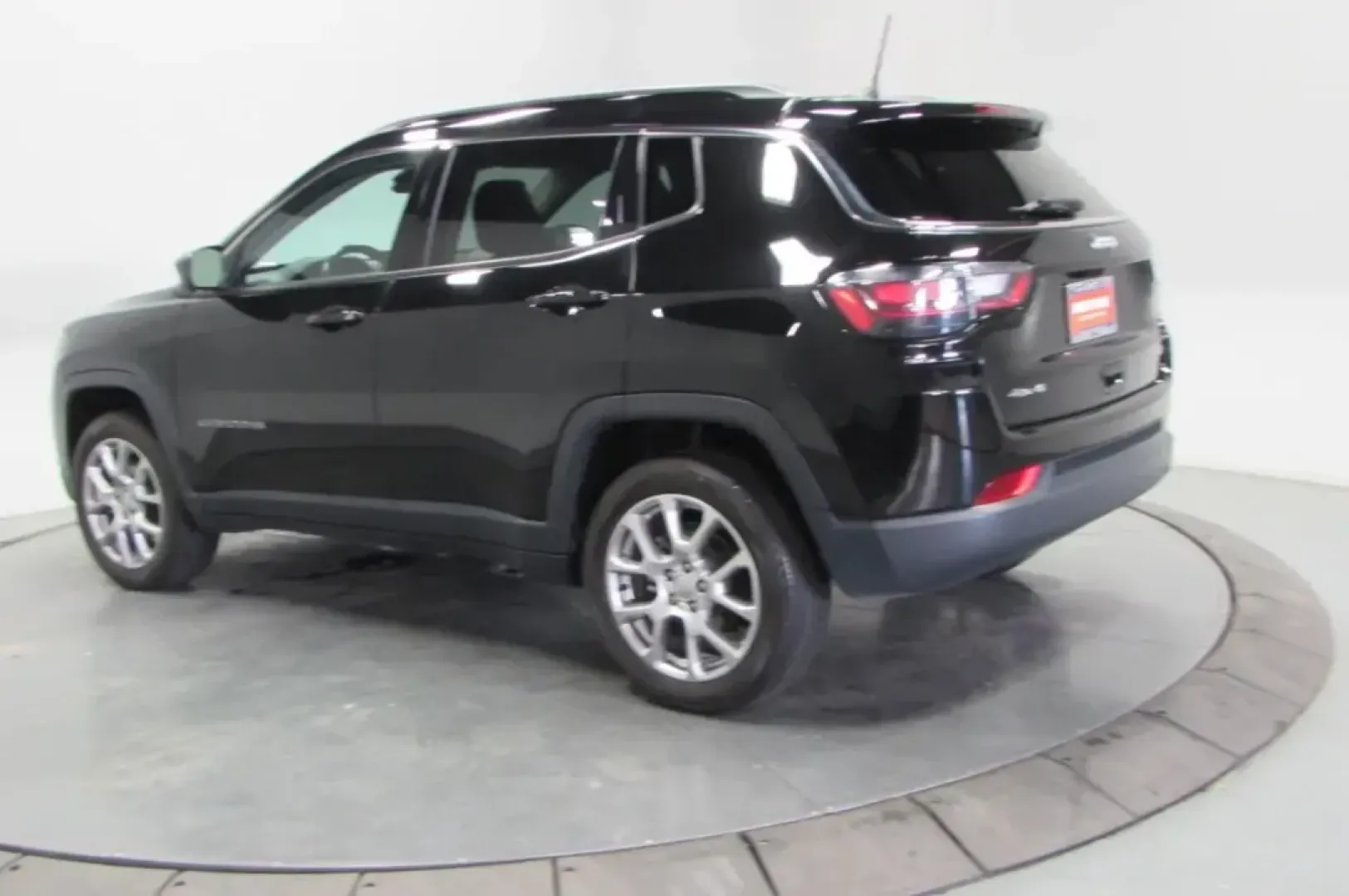 2022 /Black Leather Jeep Compass Latitude Lux (3C4NJDFBXNT) with an Other engine, Automatic transmission, located at 12830 Highway 21, De Soto, MO, 63020, (636) 337-7777, 38.153099, -90.573624 - Discover the perfect blend of adventure and comfort with the 2022 Jeep Compass Latitude Lux, now available at Pettus CDJR DeSoto. Whether you're navigating the urban jungle of De Soto, MO, or heading out for a weekend escapade, this SUV is designed to enhance your lifestyle. With its combination of - Photo#5